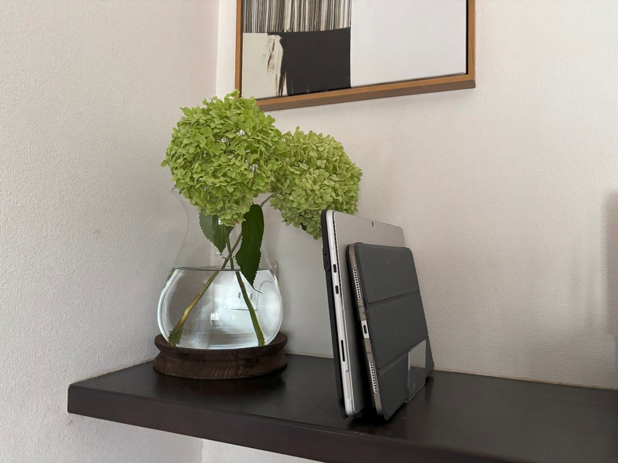 【セリア】ケーブル、タブレットなど置き場所に困るアイテムを一発解決!2種類の「仕切りスタンド」でごちゃつきがちなポイントのスッキリが叶う