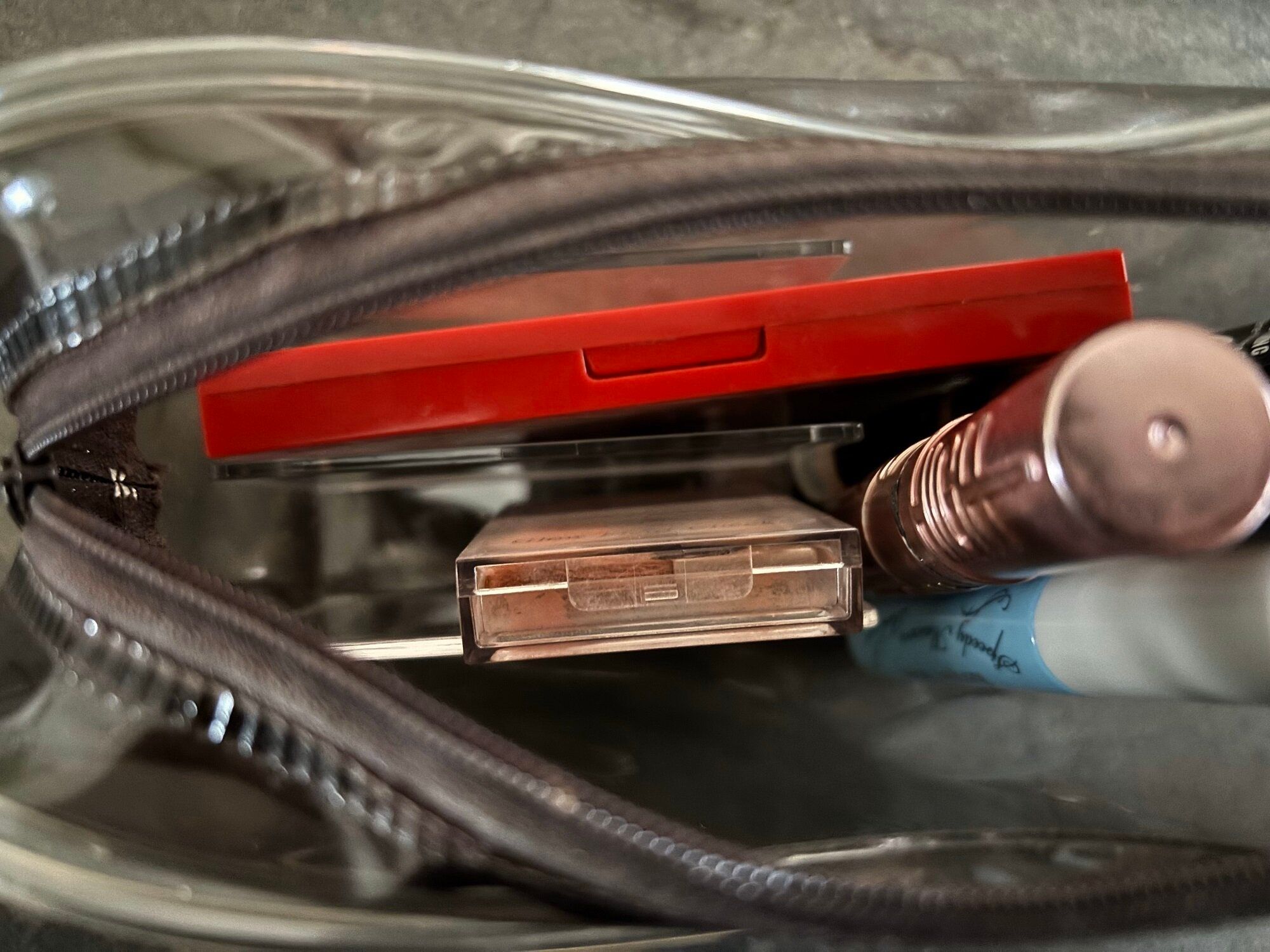 【セリア】ケーブル、タブレットなど置き場所に困るアイテムを一発解決!2種類の「仕切りスタンド」でごちゃつきがちなポイントのスッキリが叶う