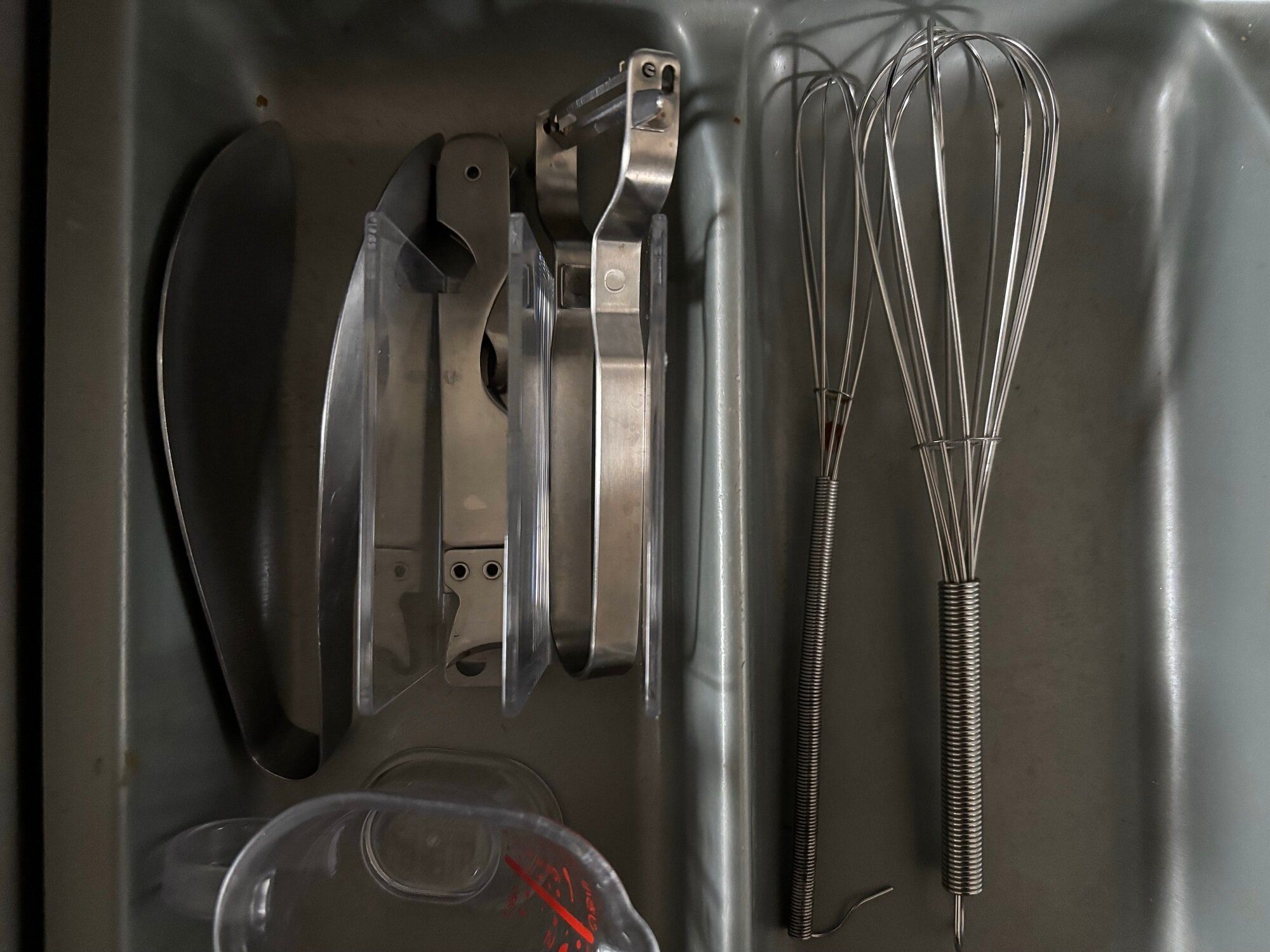 【セリア】ケーブル、タブレットなど置き場所に困るアイテムを一発解決!2種類の「仕切りスタンド」でごちゃつきがちなポイントのスッキリが叶う