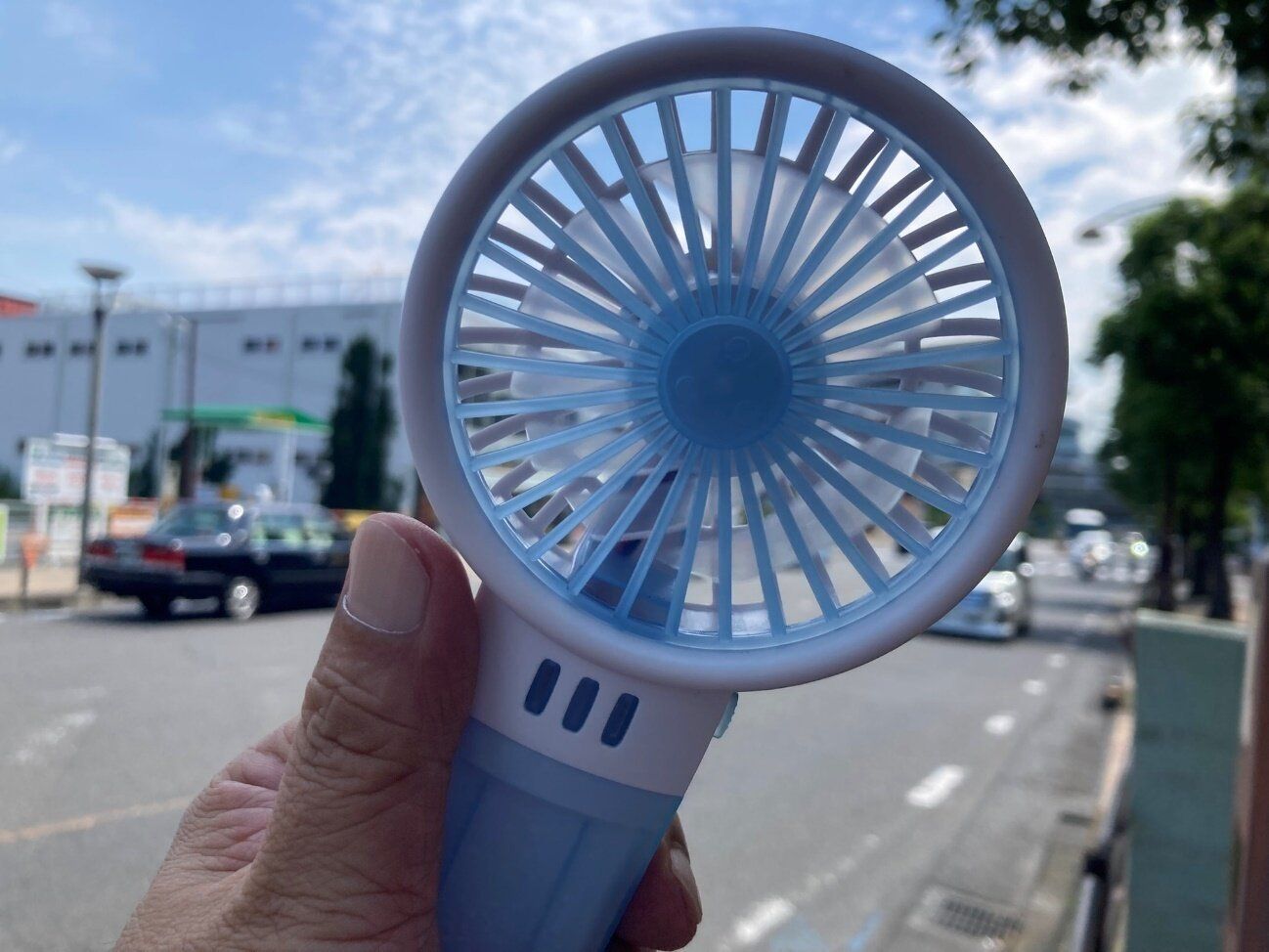 「これ安っ…!」ダイソーの330円電池式ハンディファンは実用性十分なうえに、使い終わったあとも便利!?