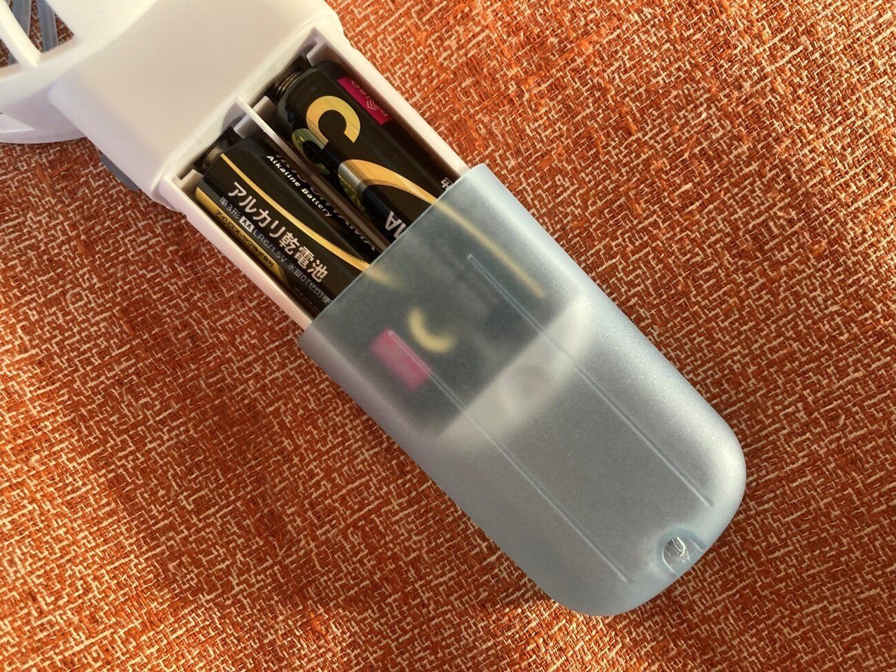「これ安っ…!」ダイソーの330円電池式ハンディファンは実用性十分なうえに、使い終わったあとも便利!?