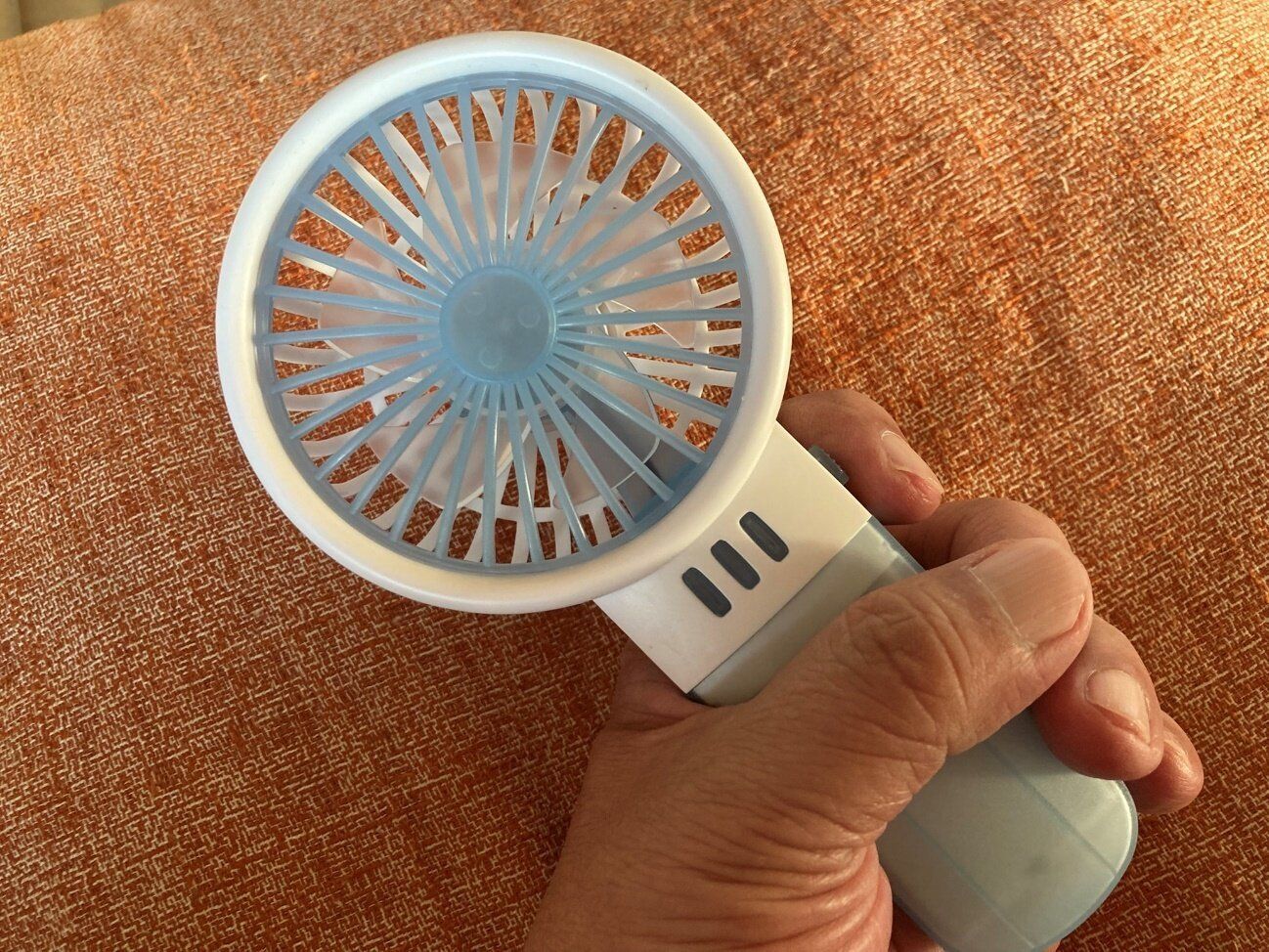 「これ安っ…!」ダイソーの330円電池式ハンディファンは実用性十分なうえに、使い終わったあとも便利!?