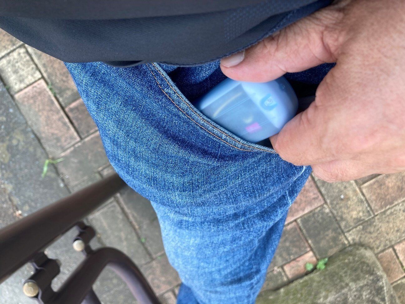 「これ安っ…!」ダイソーの330円電池式ハンディファンは実用性十分なうえに、使い終わったあとも便利!?