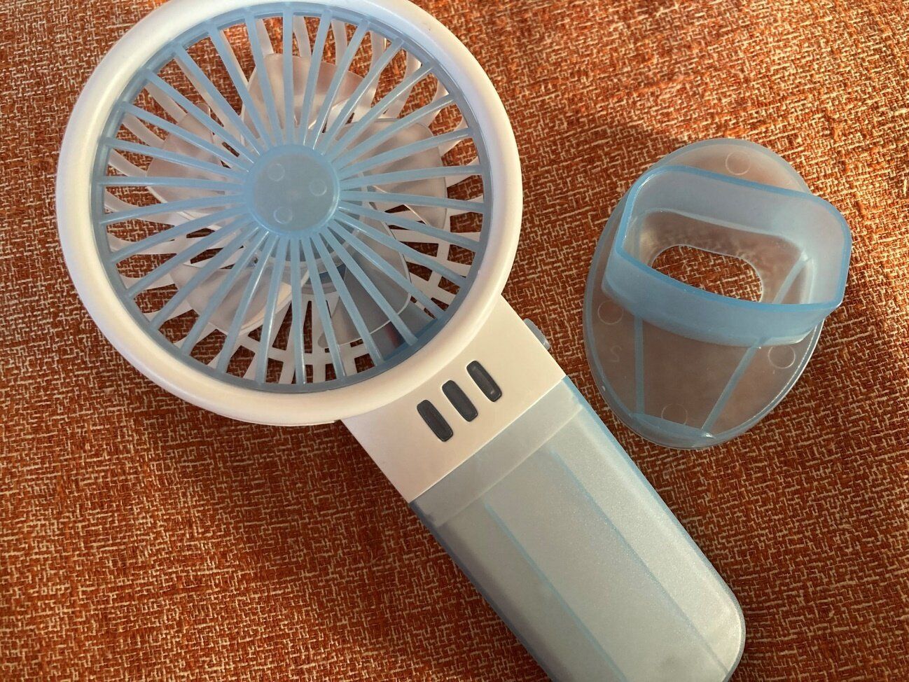 「これ安っ…!」ダイソーの330円電池式ハンディファンは実用性十分なうえに、使い終わったあとも便利!?