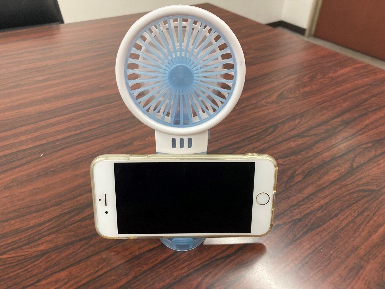 「これ安っ…!」ダイソーの330円電池式ハンディファンは実用性十分なうえに、使い終わったあとも便利!?