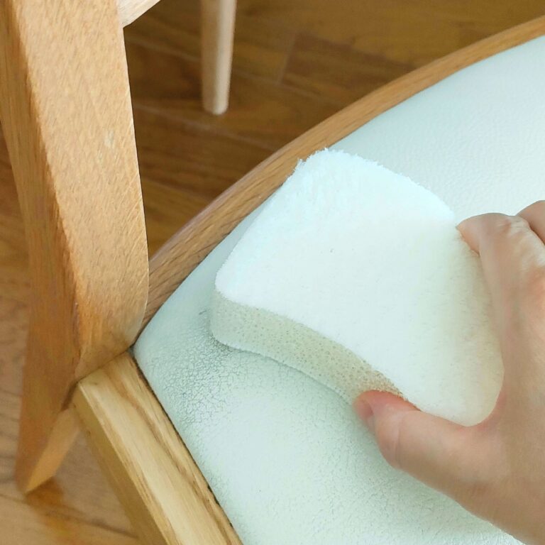 299円でソファや壁の白さ復活！「こんなの欲しかった！」ニトリの壁紙・ソファ用クリーナーが神すぎた