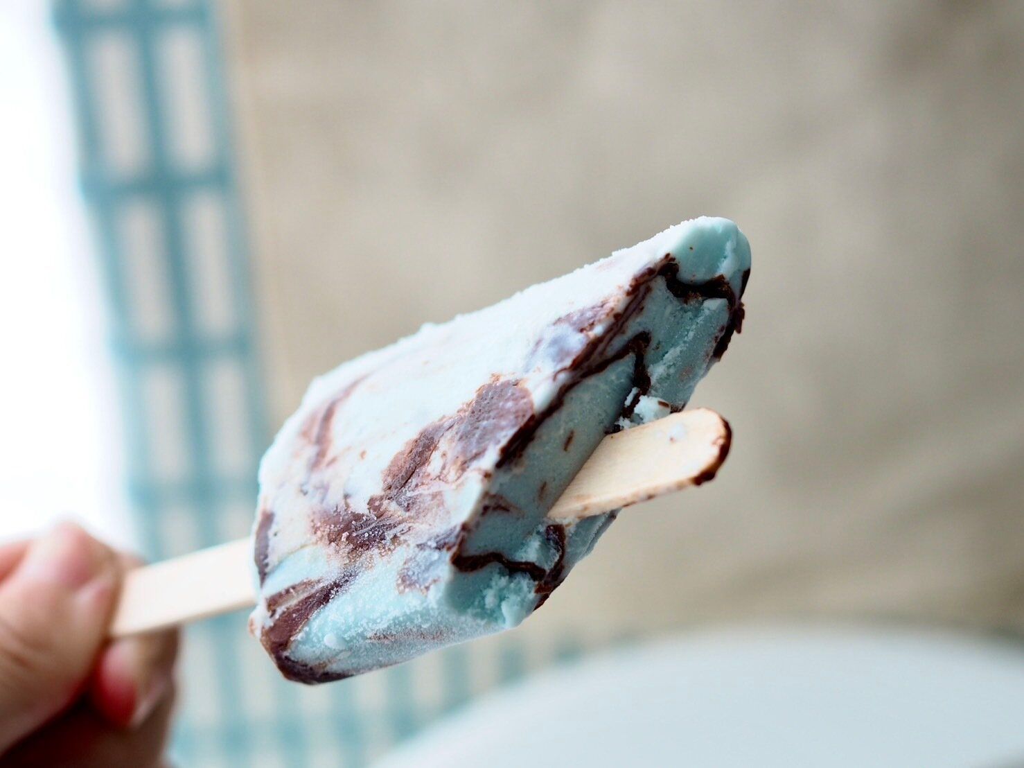 シャトレーゼ「チョコバッキー ドライミント」断面写真