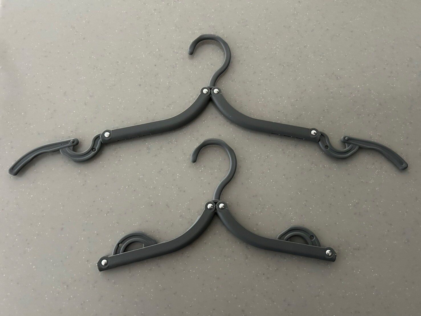 【3COINS】ホントにこれが330円でいいの!?家でも外でも活躍する折りたたみハンガーが優秀すぎる