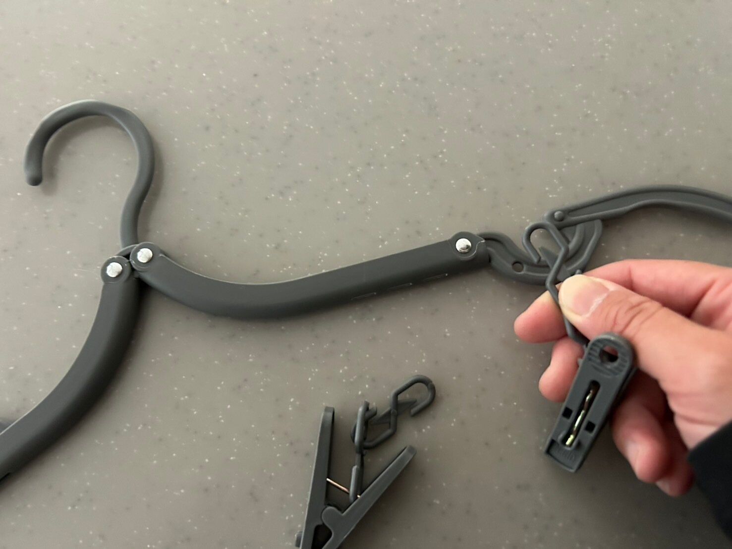 【3COINS】ホントにこれが330円でいいの!?家でも外でも活躍する折りたたみハンガーが優秀すぎる