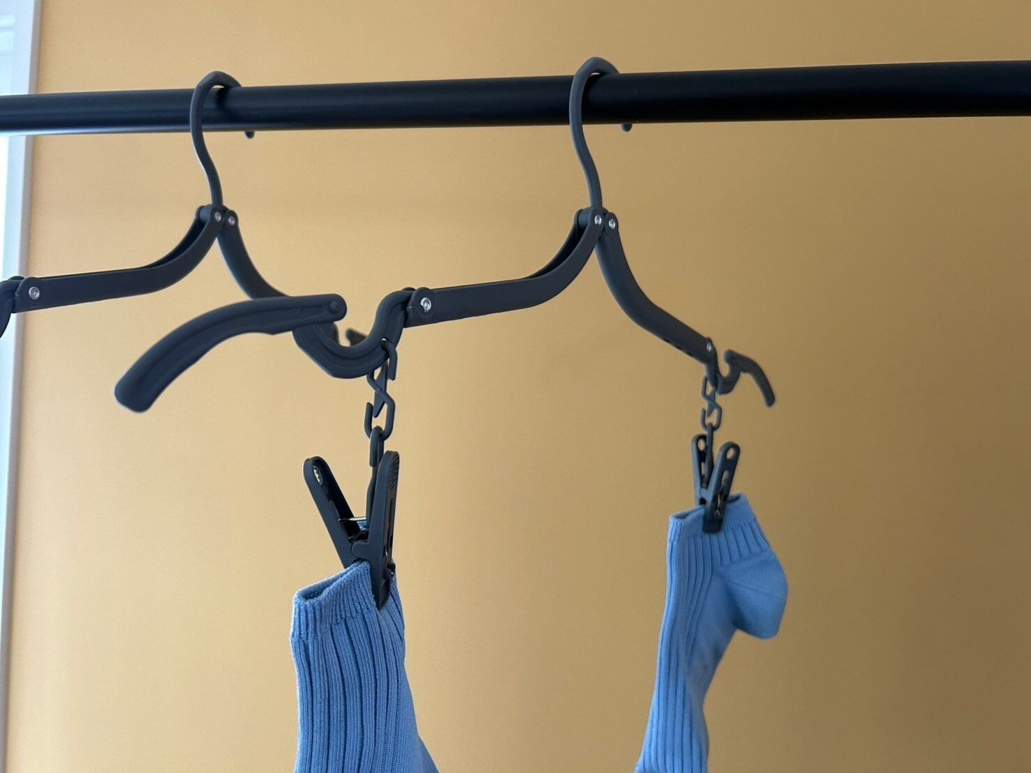 【3COINS】ホントにこれが330円でいいの!?家でも外でも活躍する折りたたみハンガーが優秀すぎる