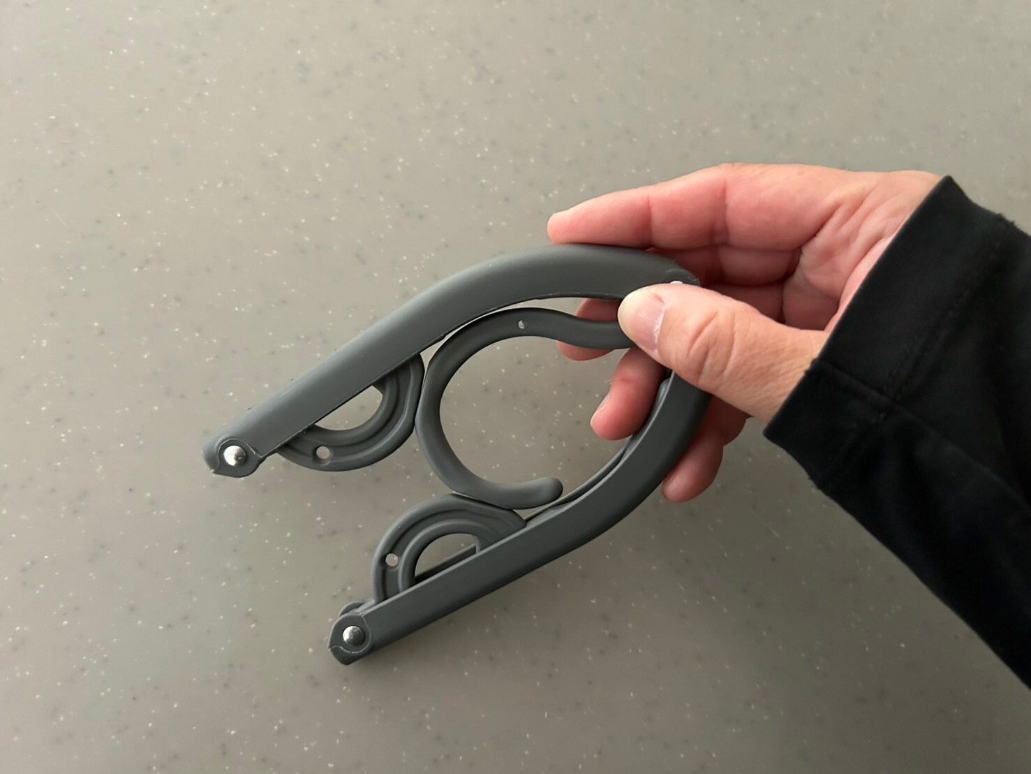 【3COINS】ホントにこれが330円でいいの!?家でも外でも活躍する折りたたみハンガーが優秀すぎる