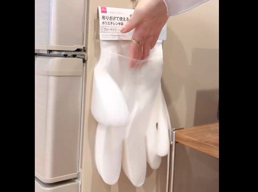 【ダイソー】スパっと取れる!ひっかけたまま使用できるポリエチレン手袋
