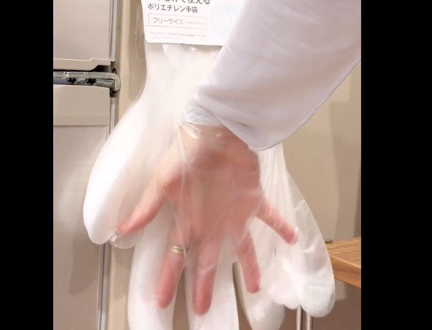 【ダイソー】スパっと取れる!ひっかけたまま使用できるポリエチレン手袋