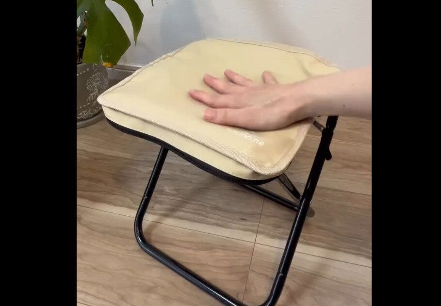 【ワッツ】限定品！小さくなる折りたたみチェア
