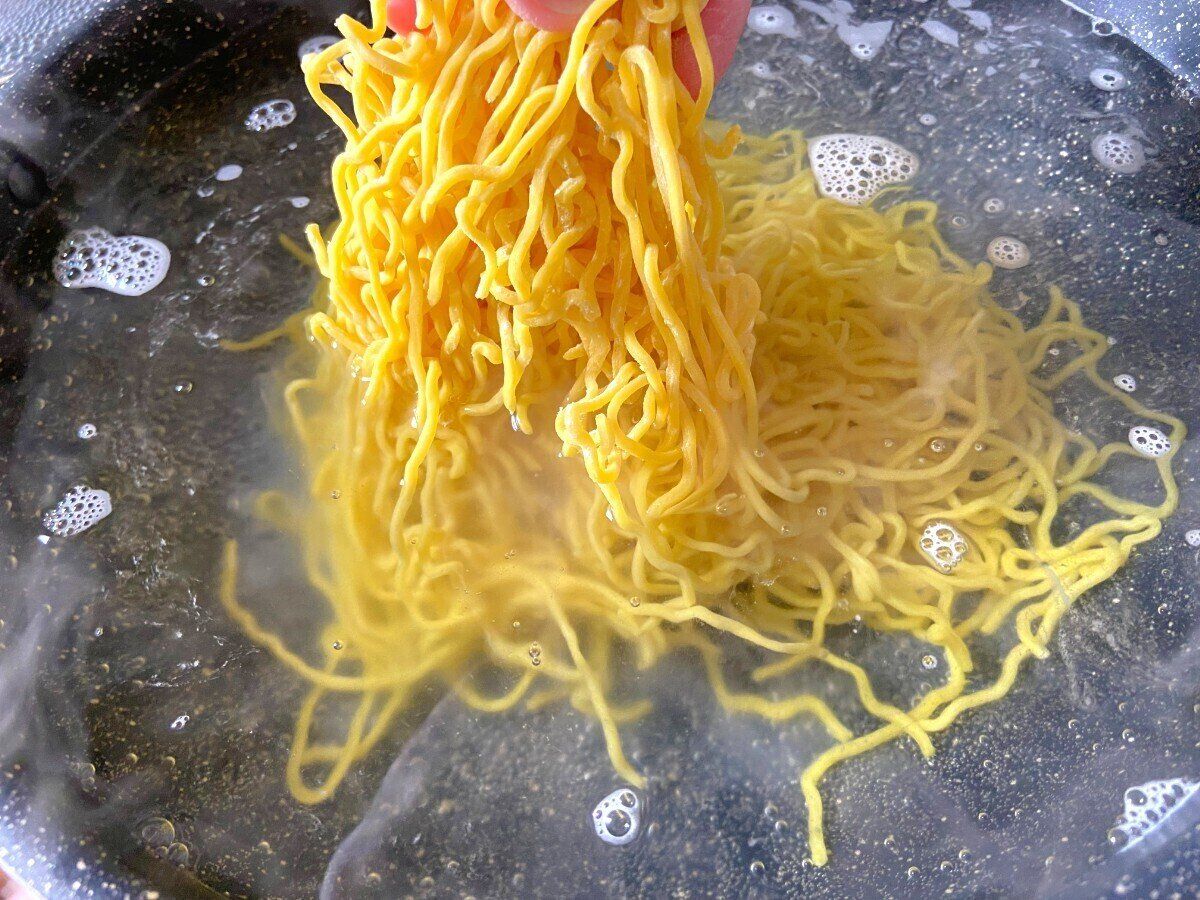 麺を茹でる
