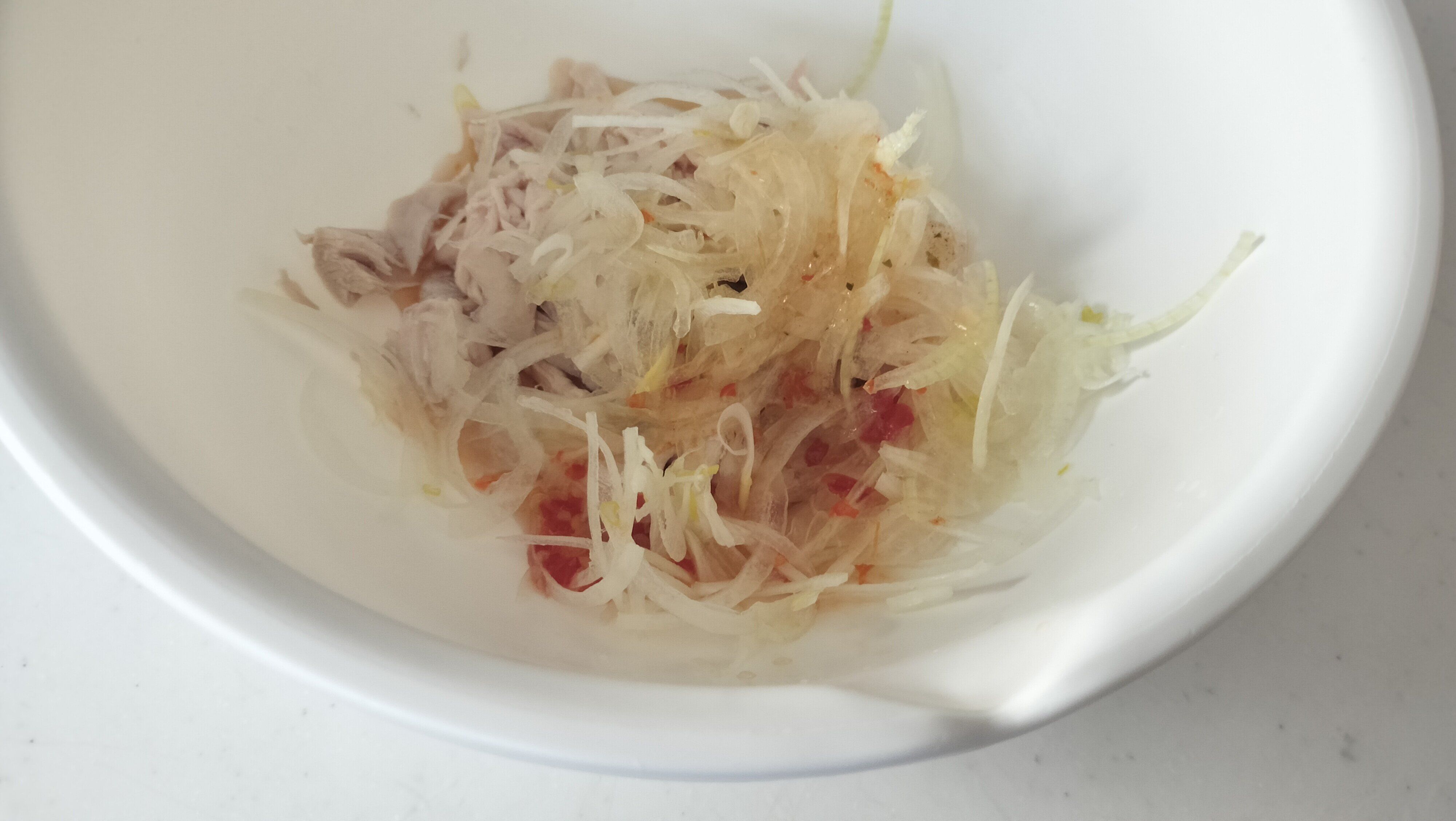 鶏肉と玉ねぎと素を混ぜる