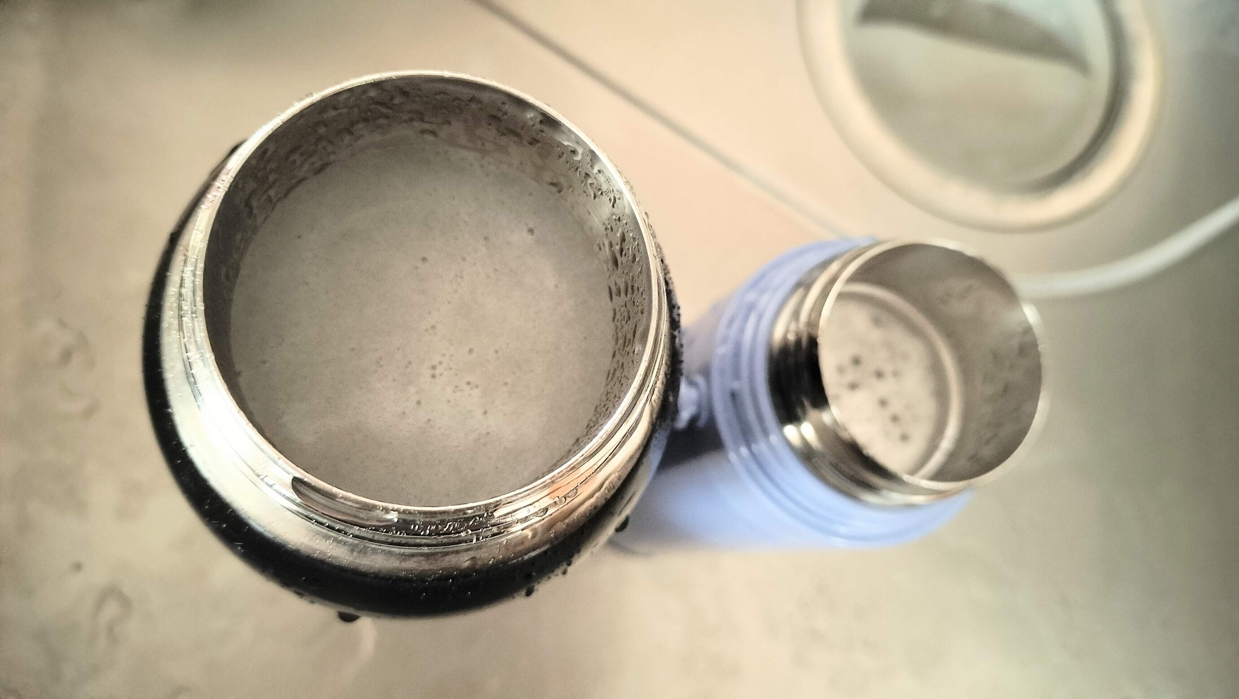 水と粉末を水筒にいれる