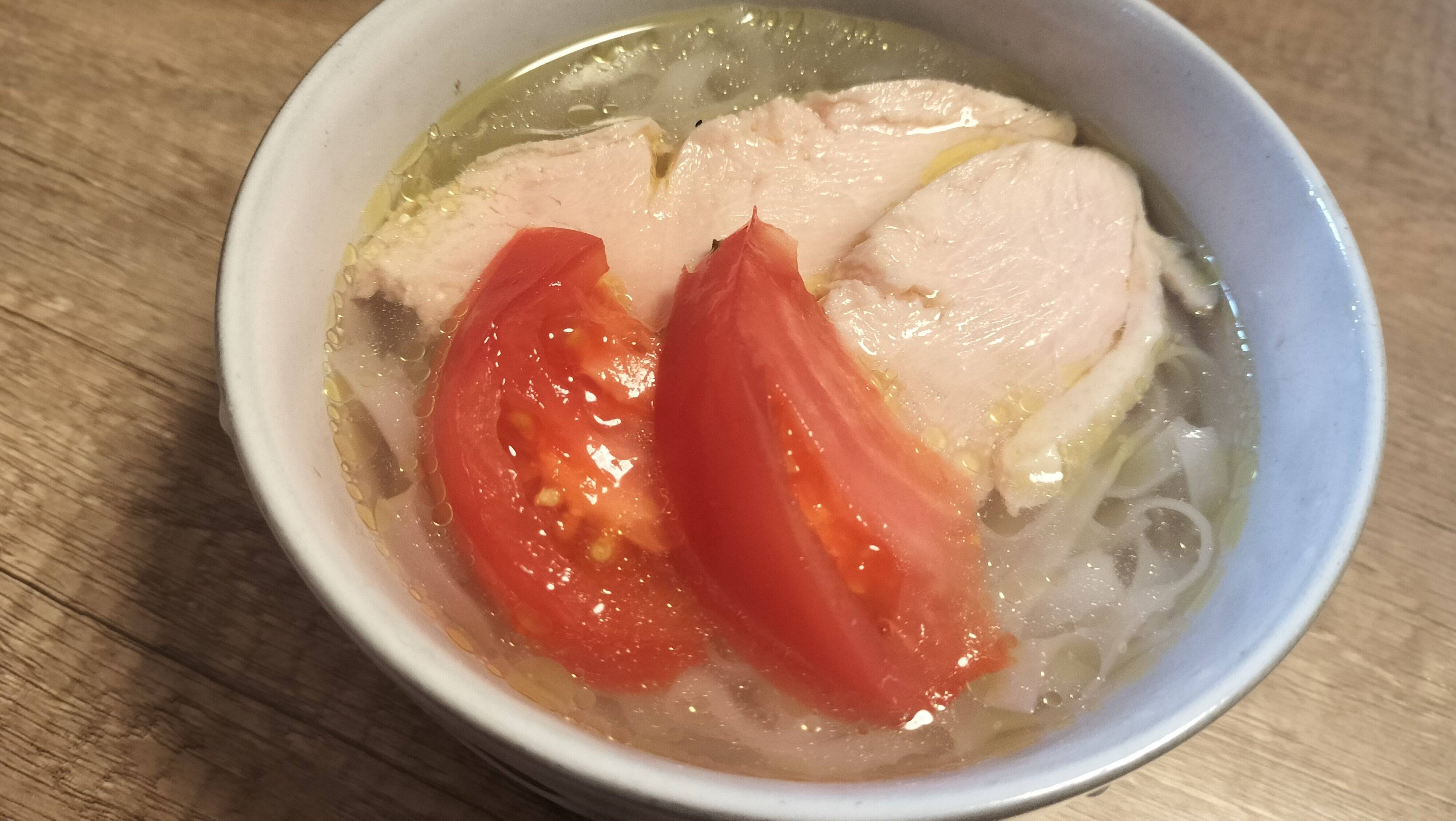 お好みで鶏肉とトマトをのせたフォー