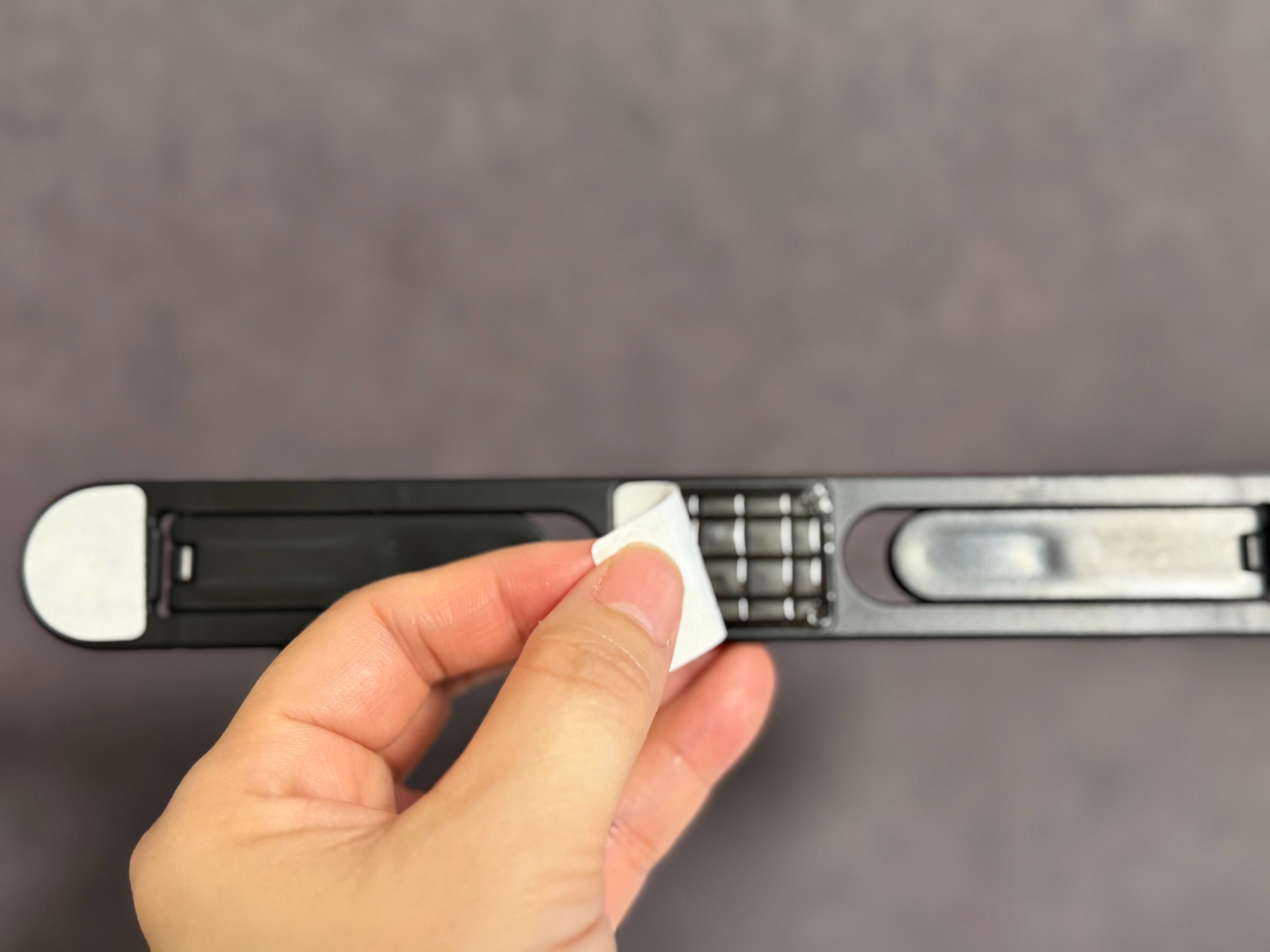 ノートパソコンの裏面に貼るだけ