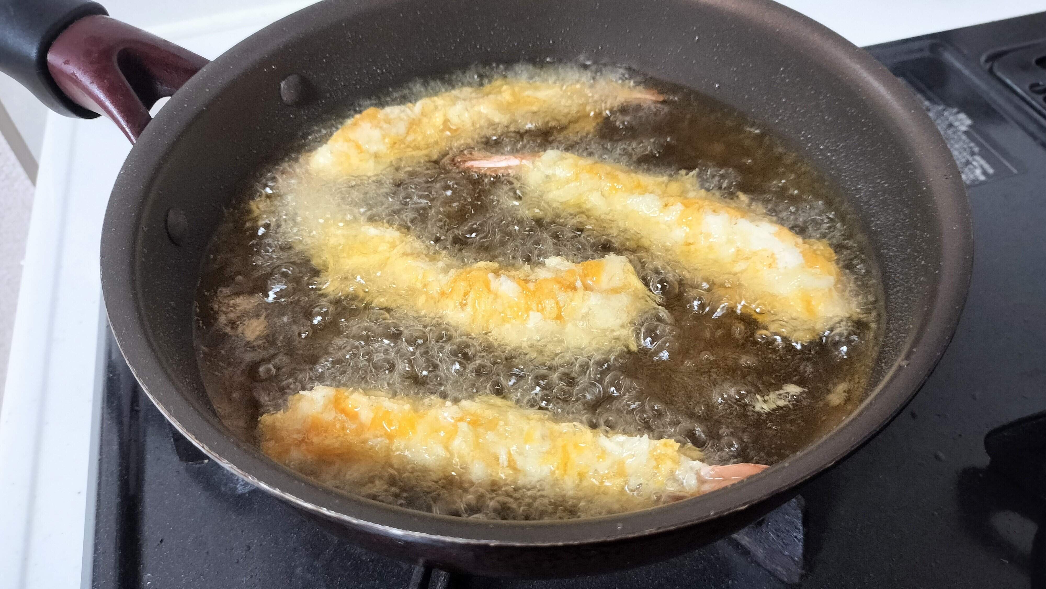 油で揚げている様子