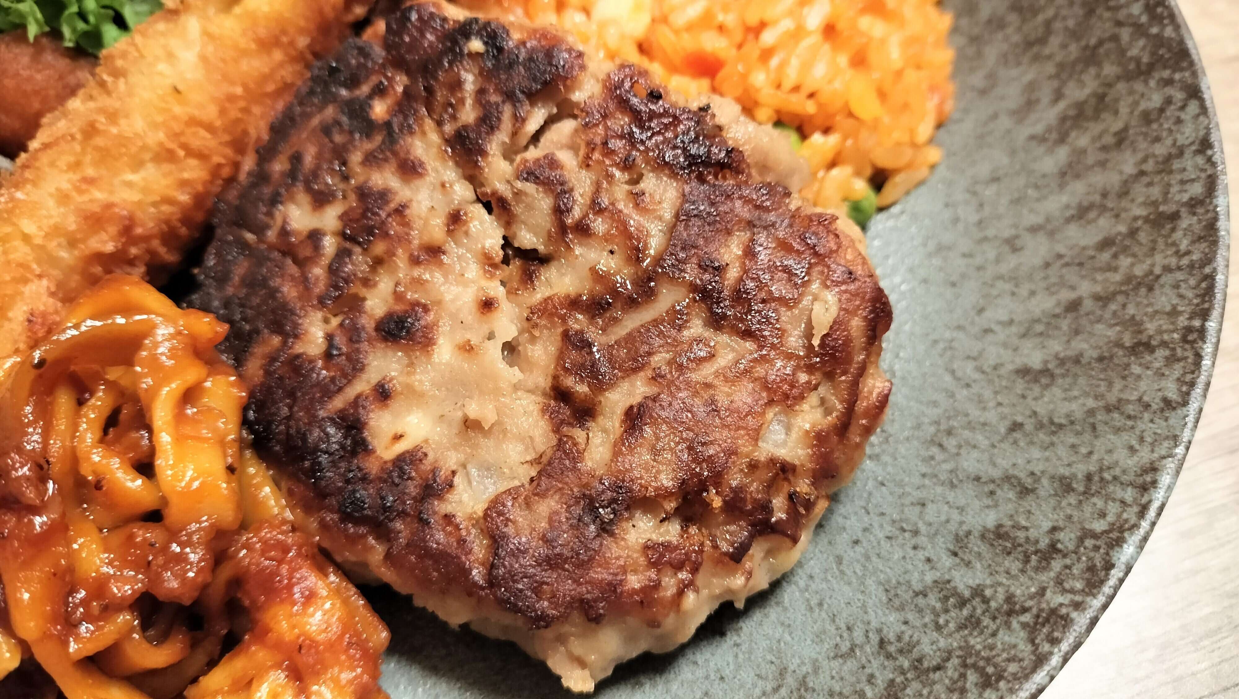 ジューシーなあらびきハンバーグ