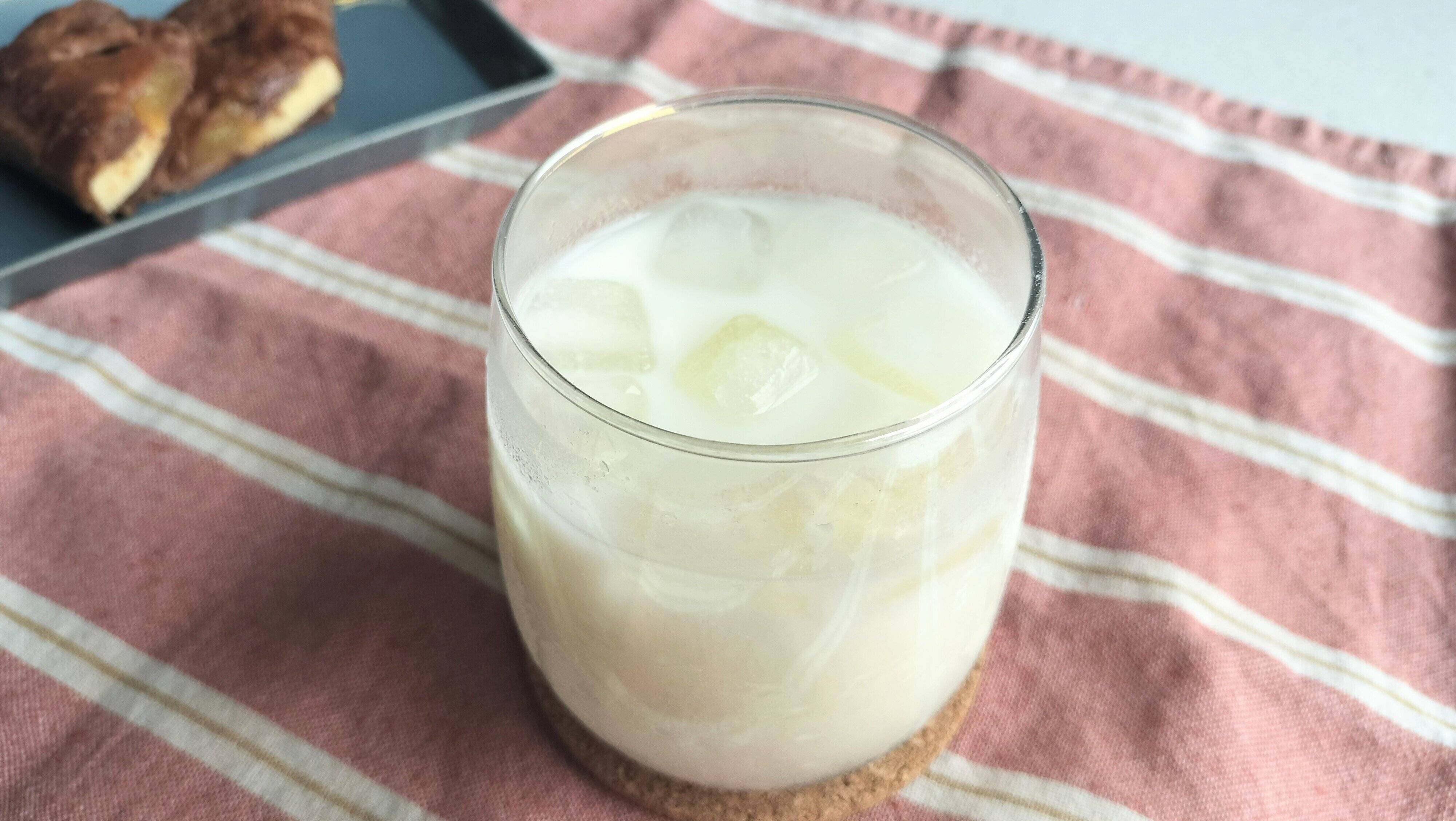 出来上がりの杏仁ミルク