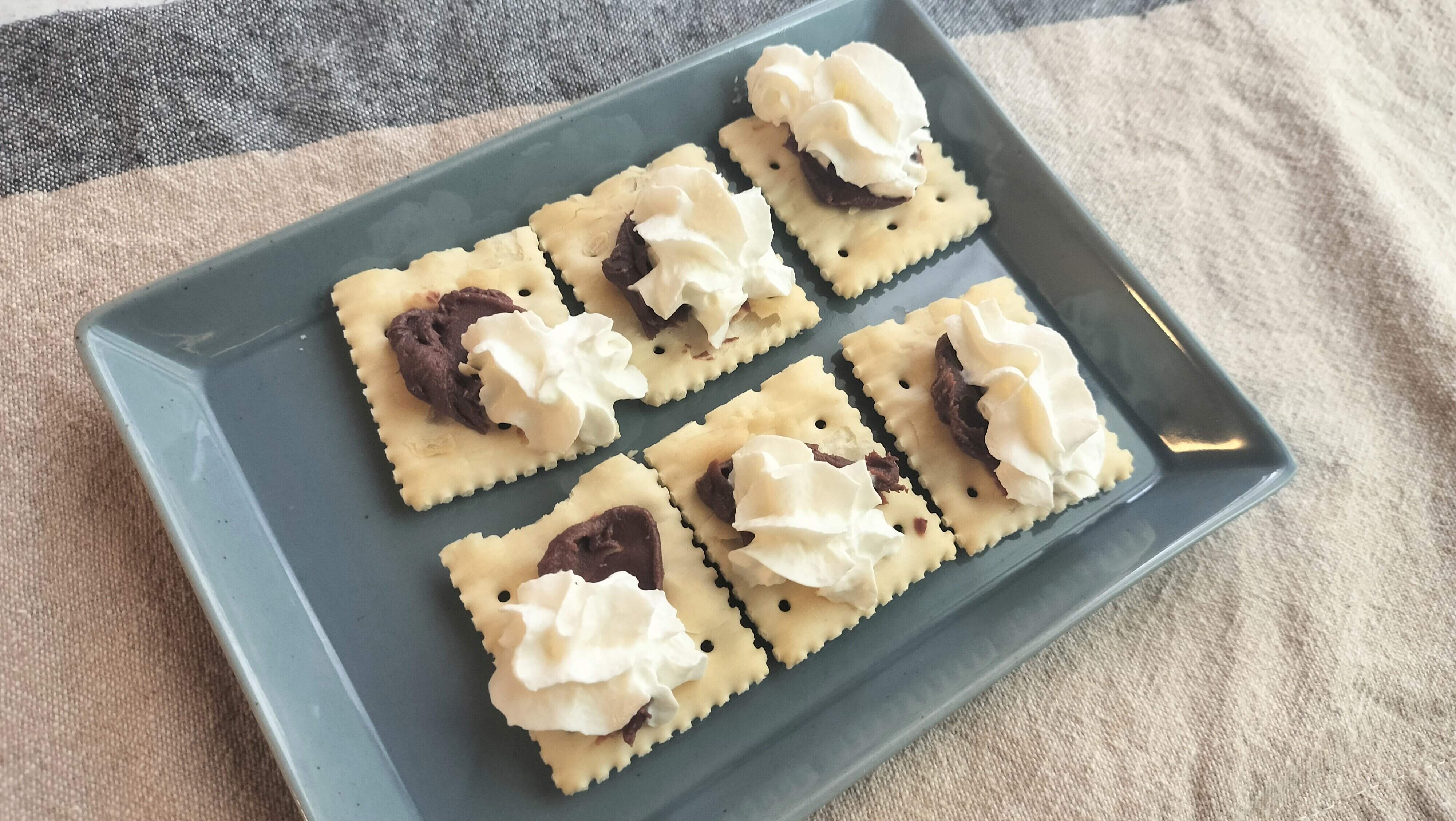 チョコレートとクリームのクラッカー