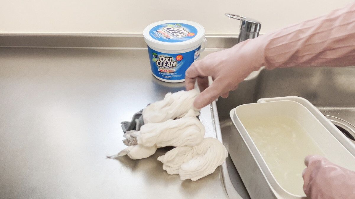 ふきんを軽く絞る