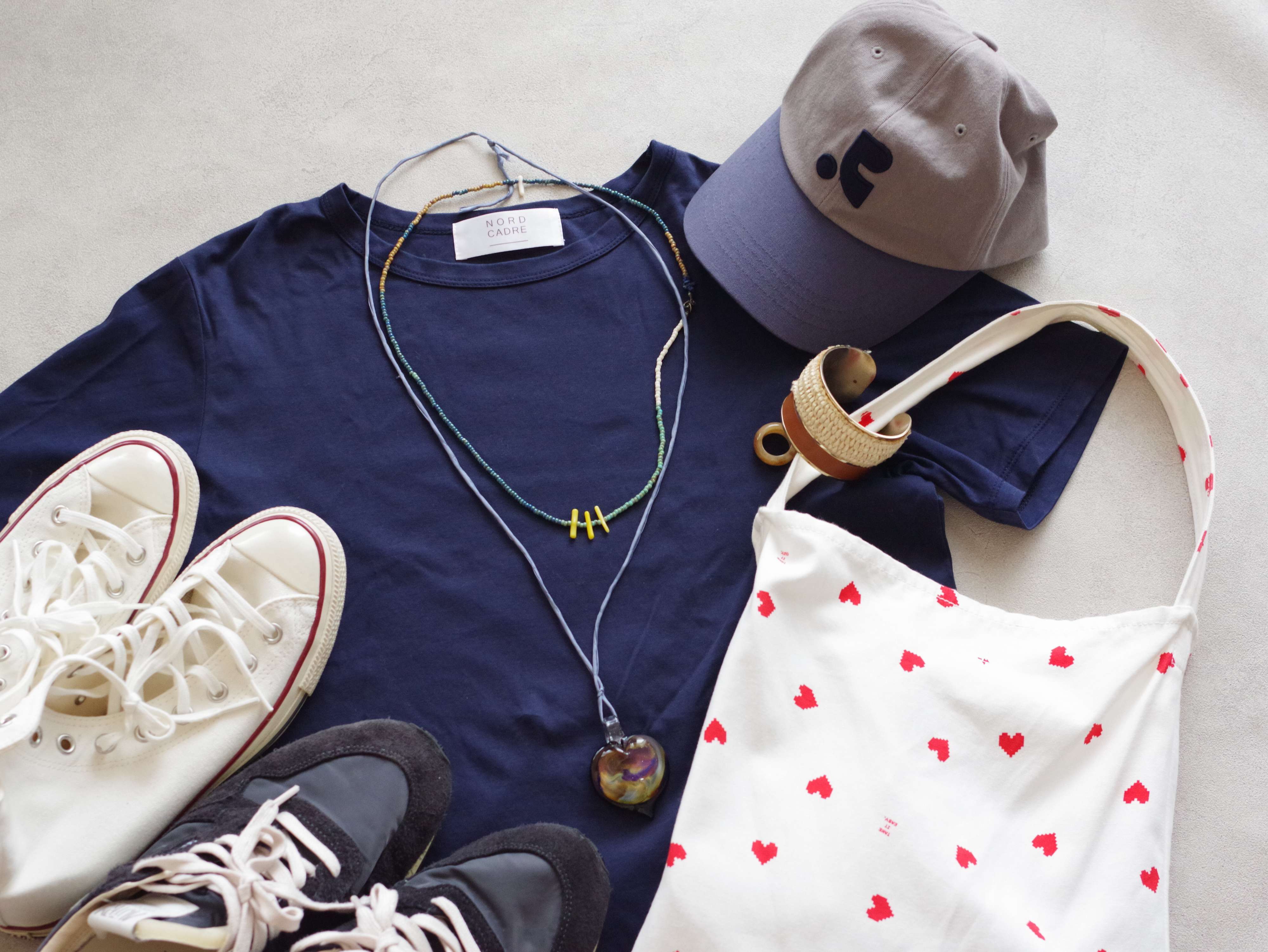 きれいめ・カジュアルも無地TシャツだけでOK!ひと工夫するだけで見違える方法とは?