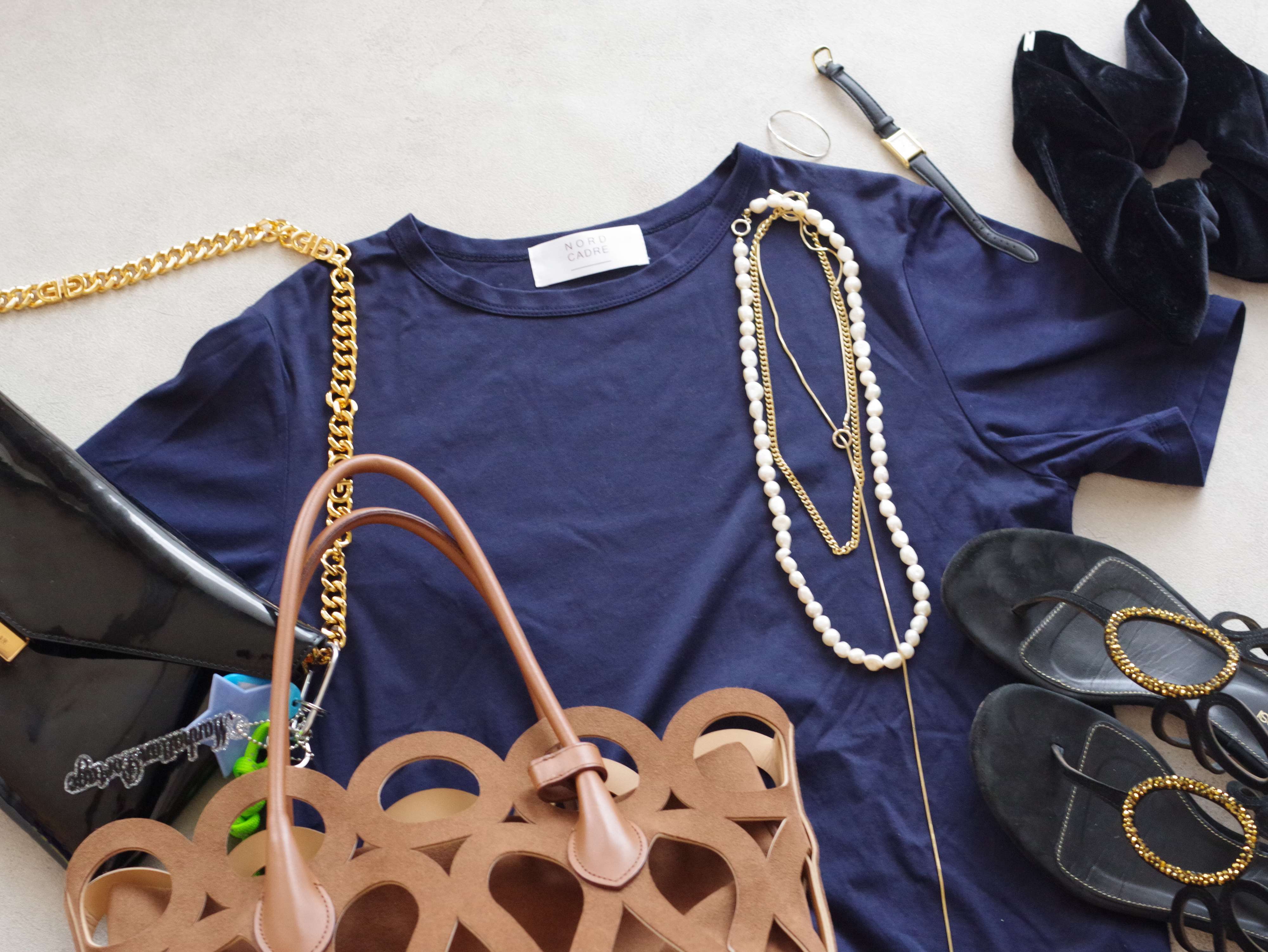 きれいめ・カジュアルも無地TシャツだけでOK!ひと工夫するだけで見違える方法とは?