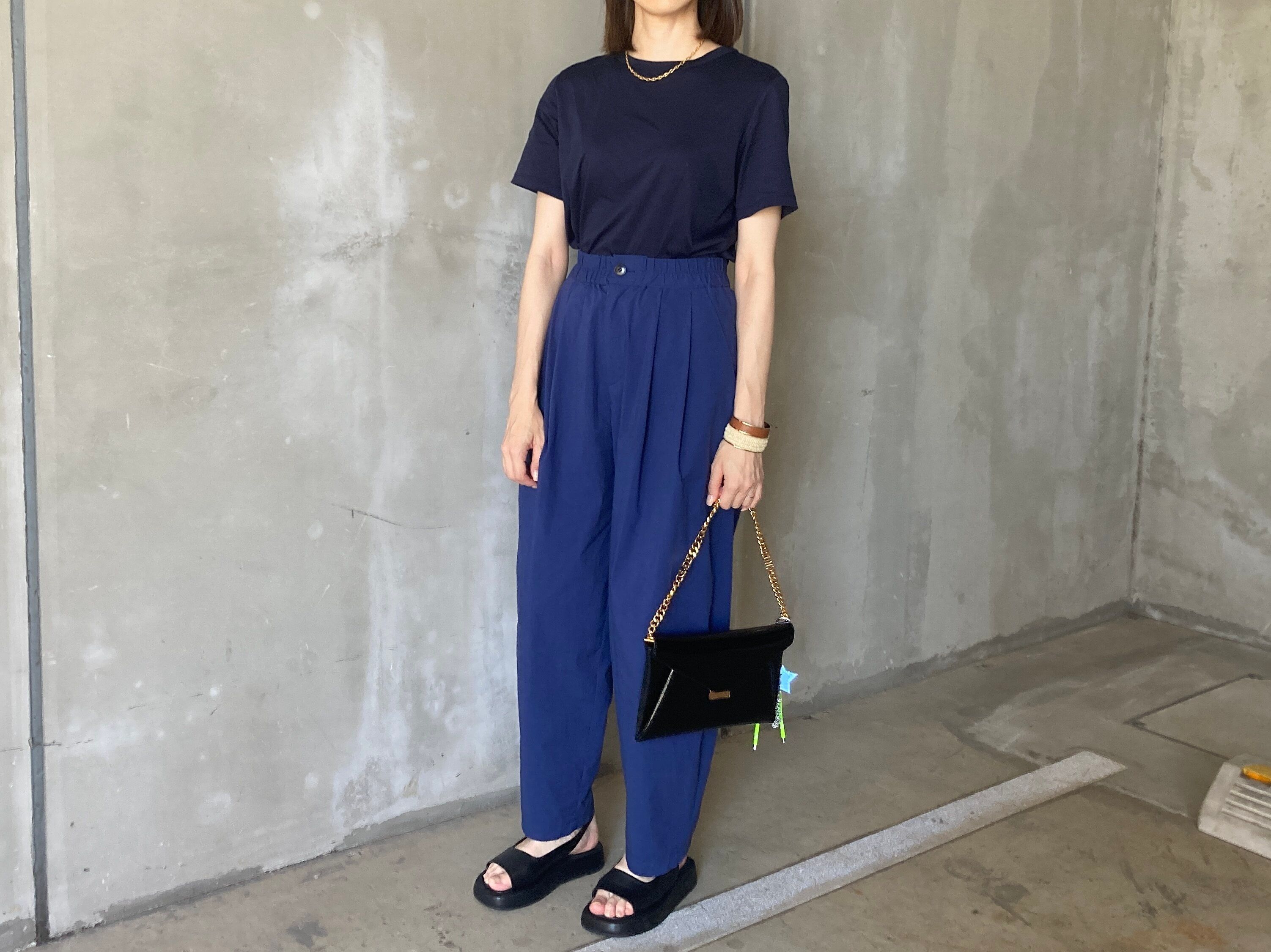 きれいめ・カジュアルも無地TシャツだけでOK!ひと工夫するだけで見違える方法とは?