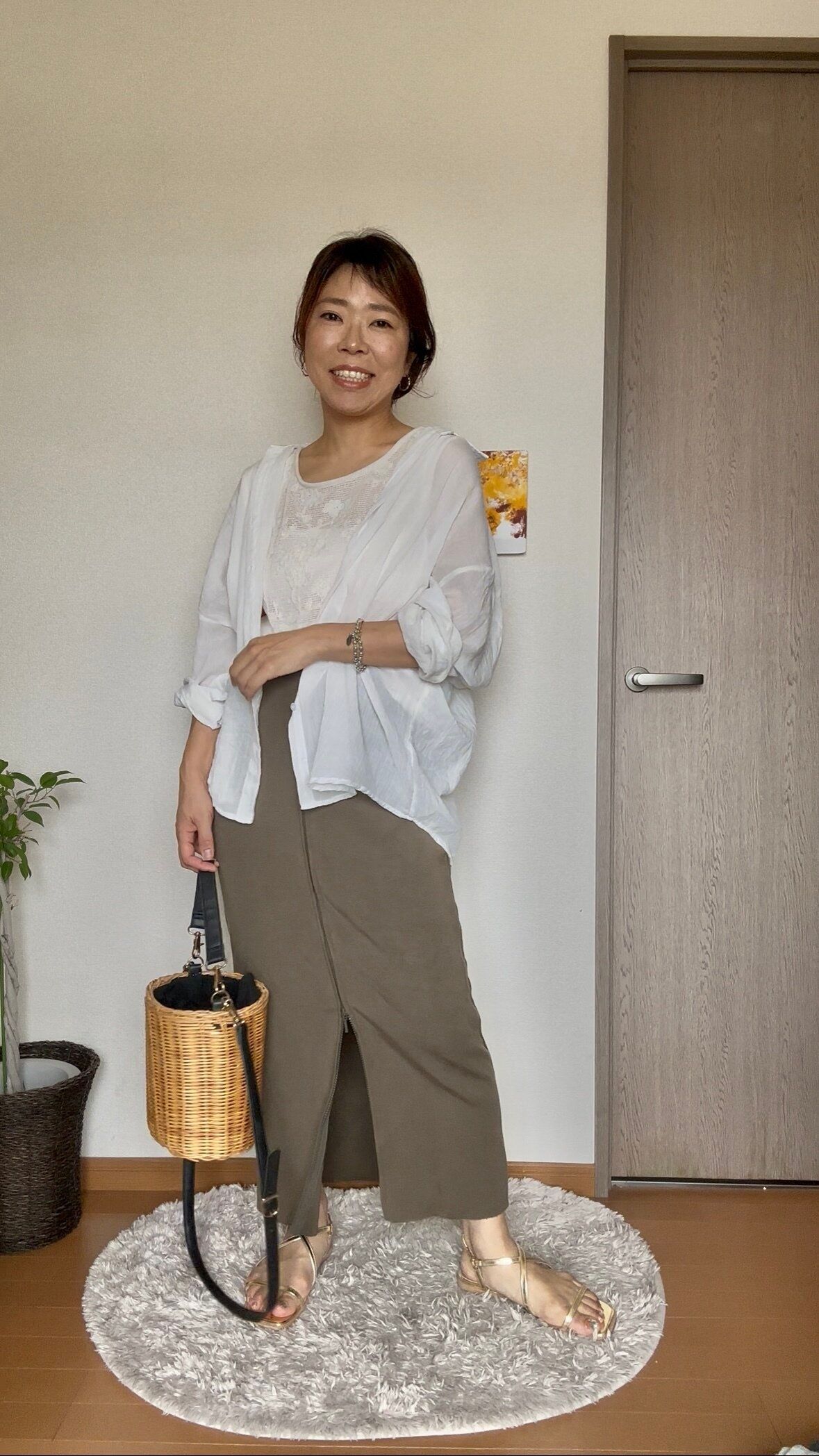 シアーシャツとレーストップスとタイトスカートのコーディネート