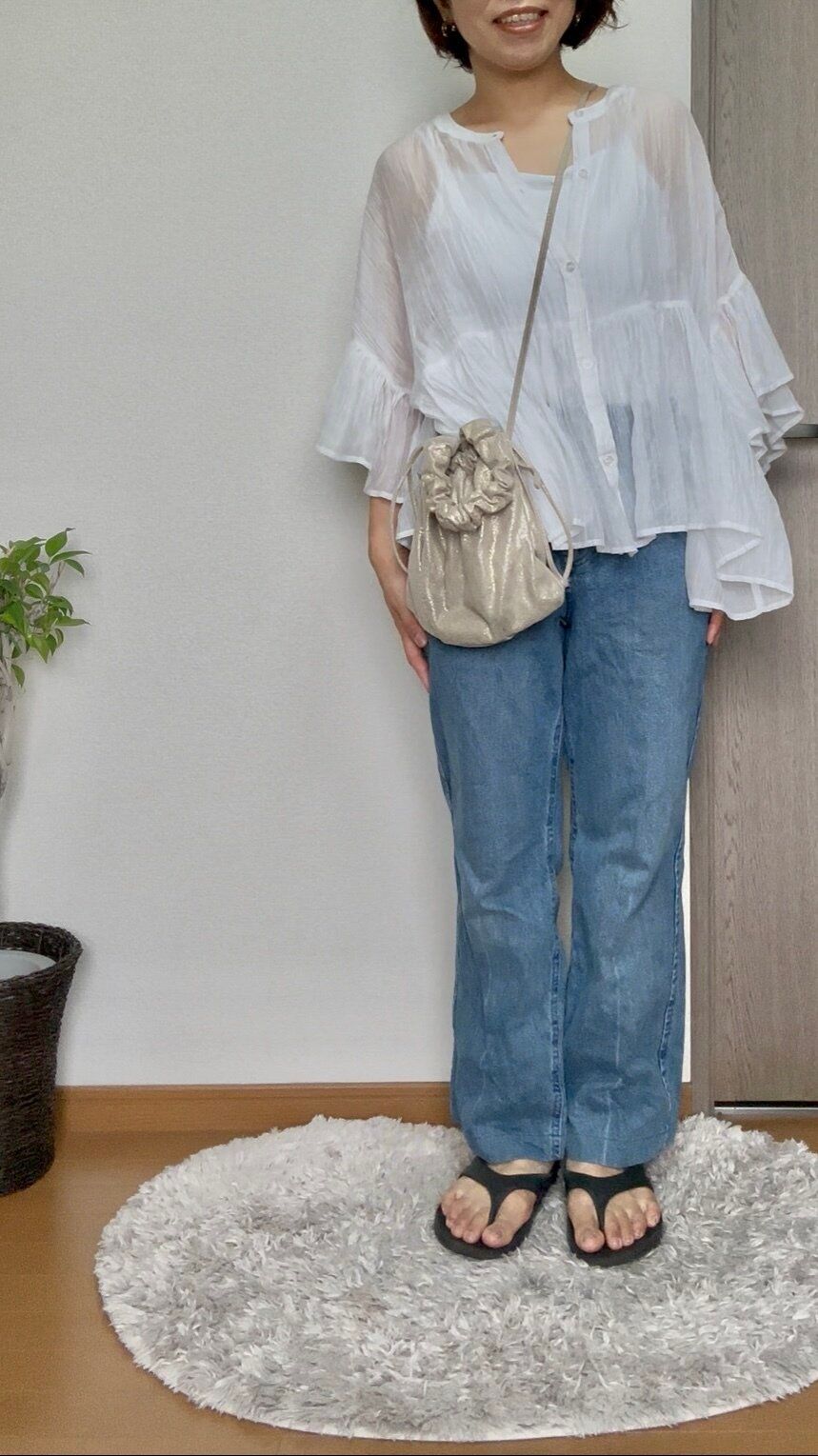 シアーブラウスとデニムコーデ