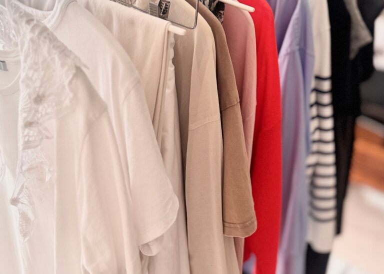 40代の夏コーデ、「二の腕」スッキリ見せを叶える3つのポイント