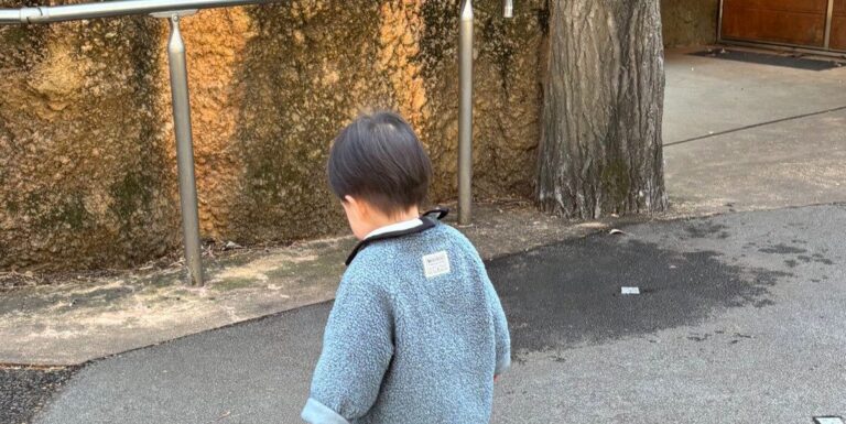 1歳の息子と動物園に行くと、夢中になったのは動物ではなく予想外のものだった?!共感の声と13.1万件のいいね集まる
