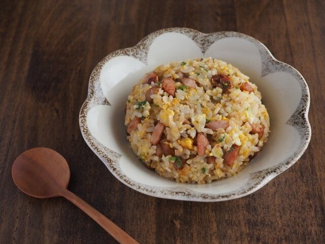 白いお皿に盛りつけられたチャーハン