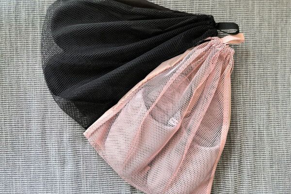 メッシュ巾着にスリッパを入れた例