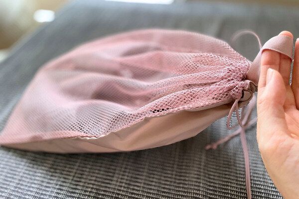 メッシュ巾着のループを持った例