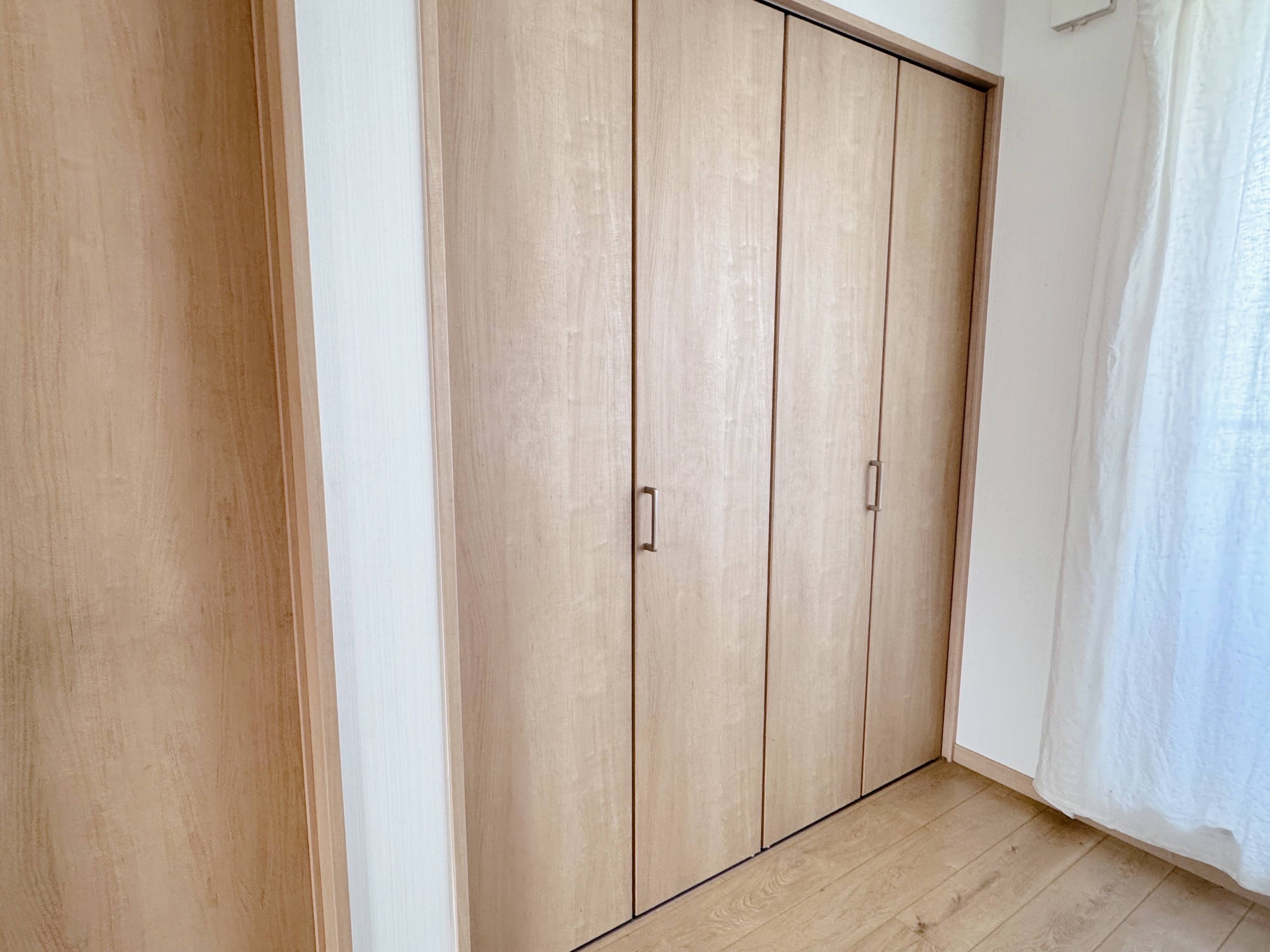 整理収納アドバイザーが伝授!クローゼットをすっきりさせるために最初に捨てるべき意外なものとは?