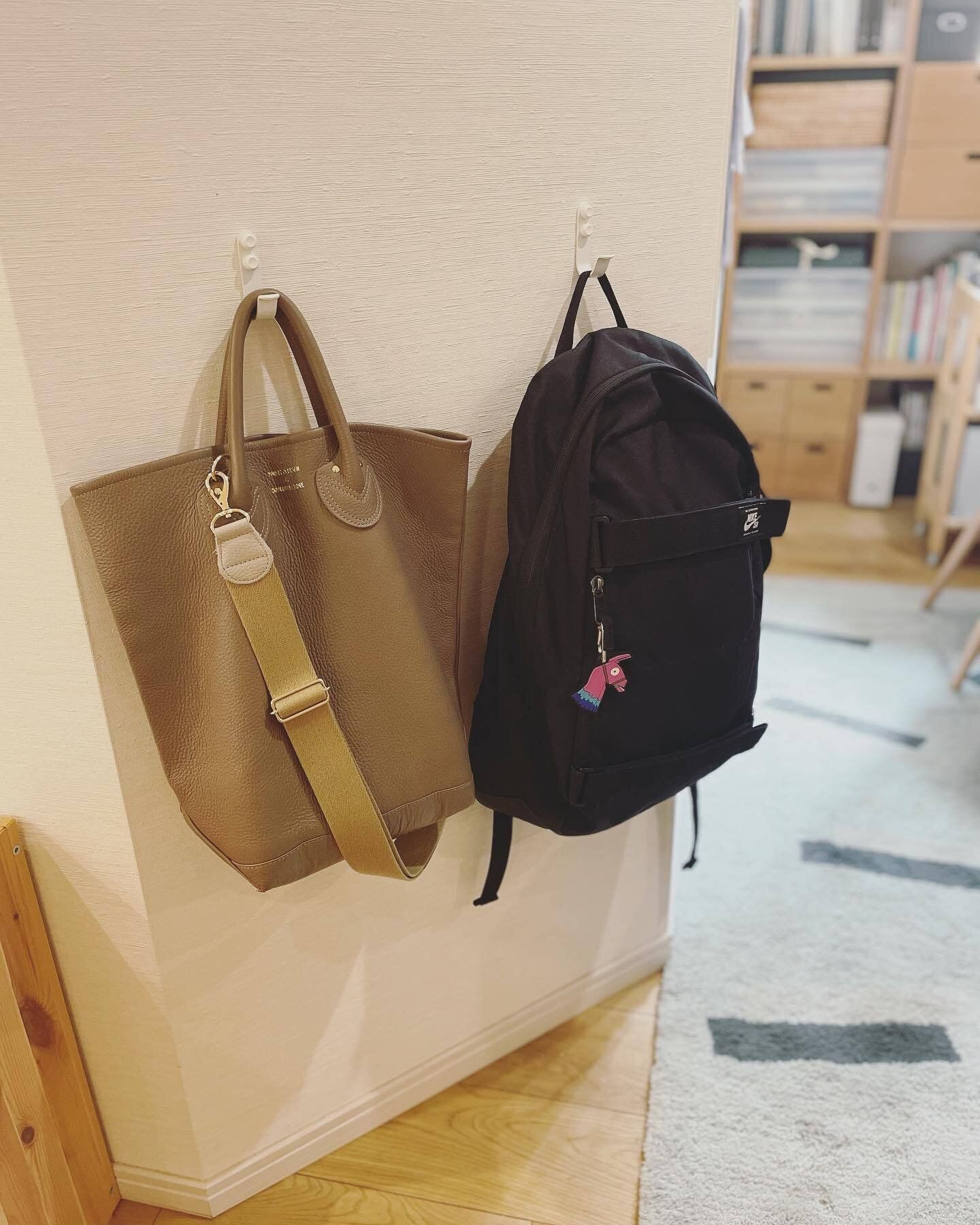 専用のアイテムで壁面に吊り下げる収納に