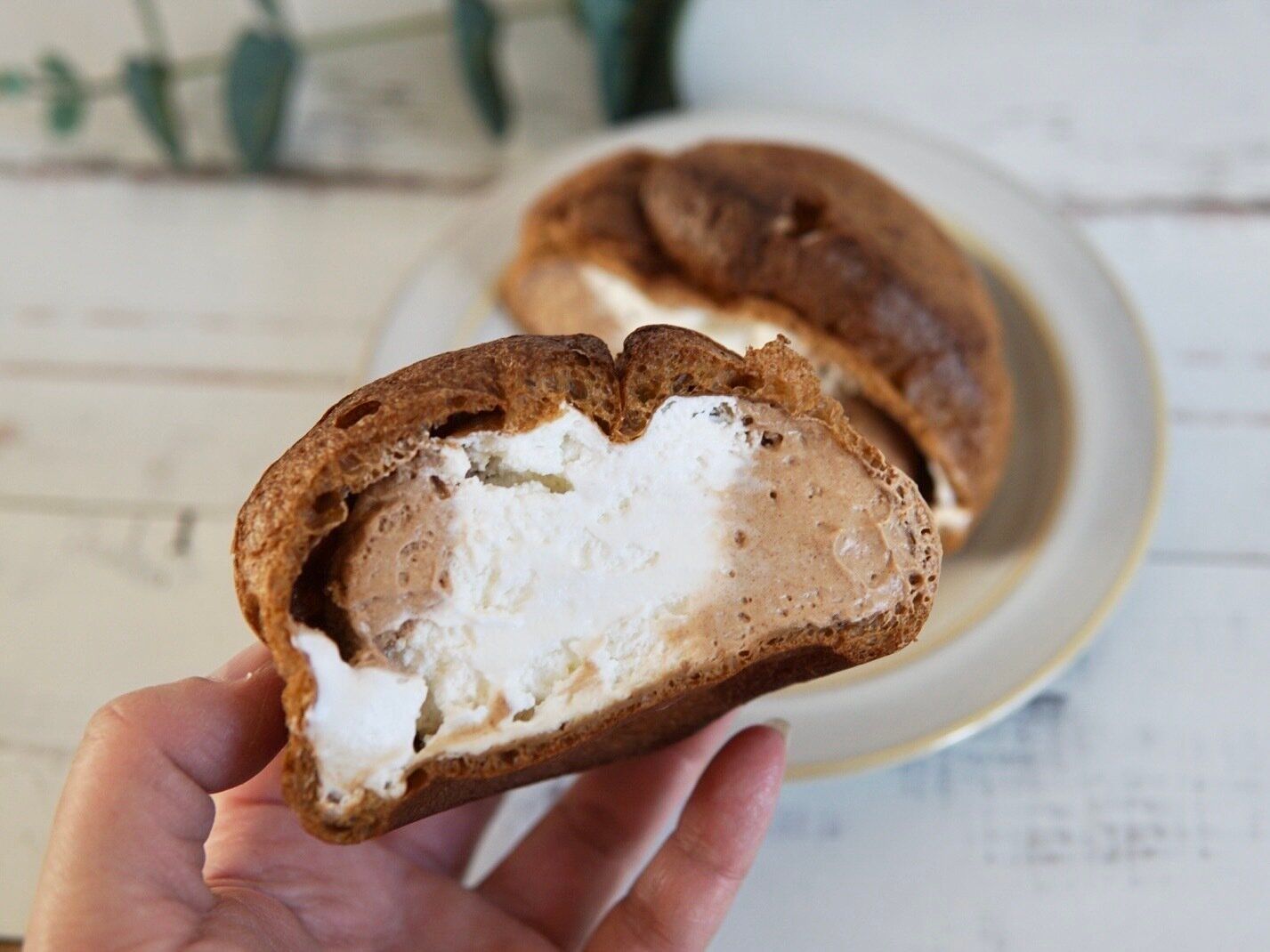 盛りすぎ！大きなチョコシュー(チョコクリーム＆ホイップ)