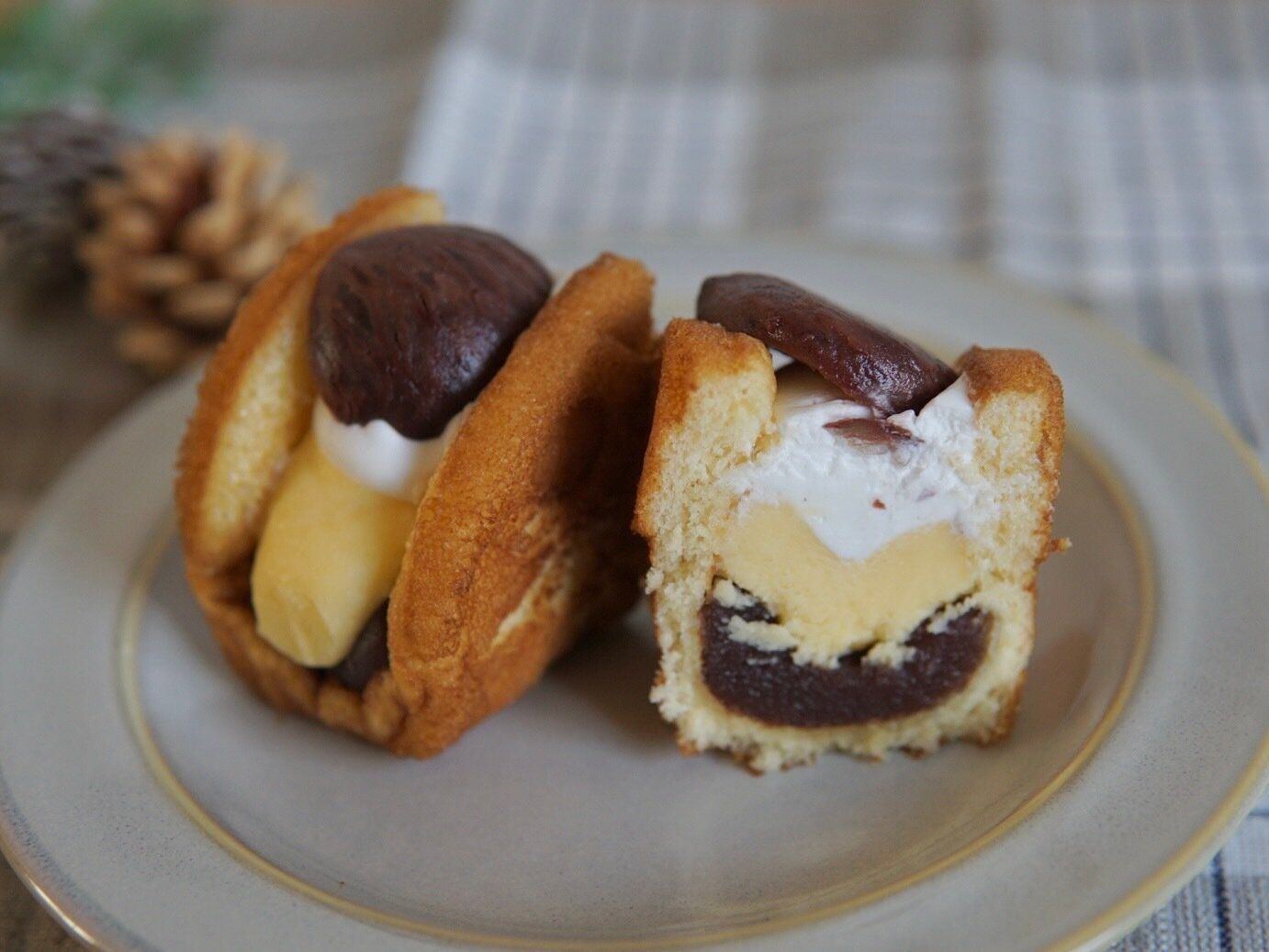 渋皮マロンがのったあんバターワッフル
