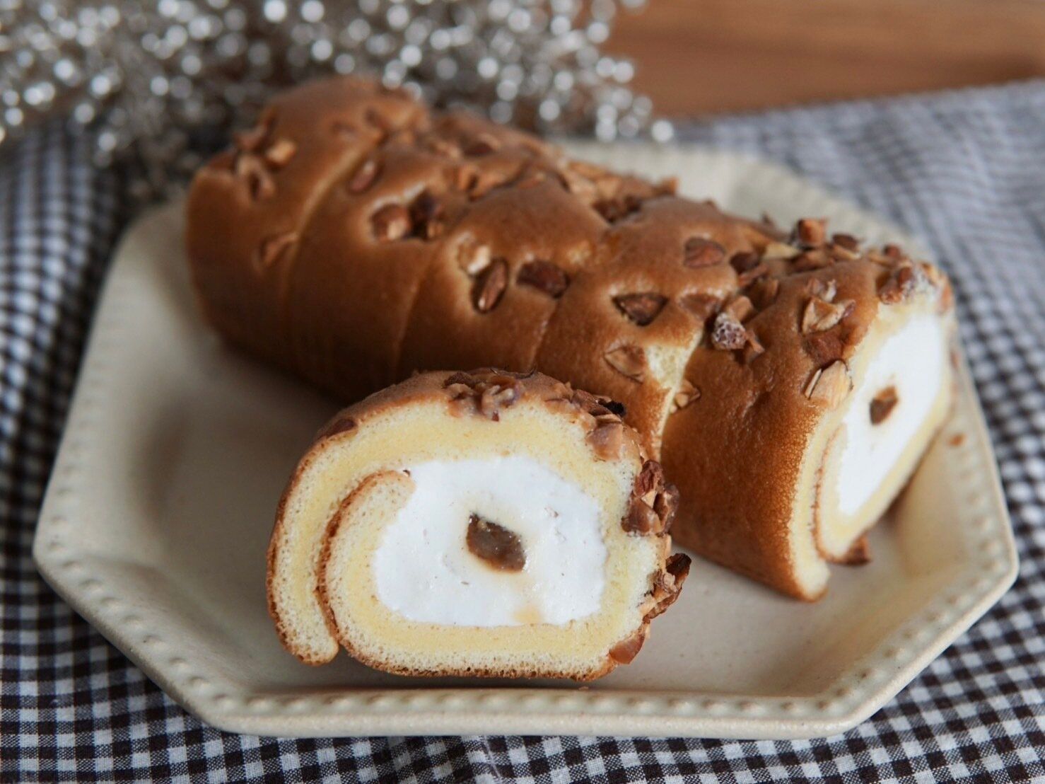 ナッツ香るもち食感ロール(キャラメル)