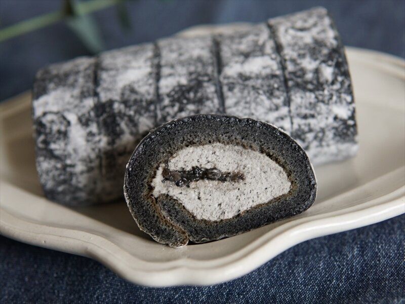 お餅で巻いたもち食感ロール(黒ごまみたらしソース)