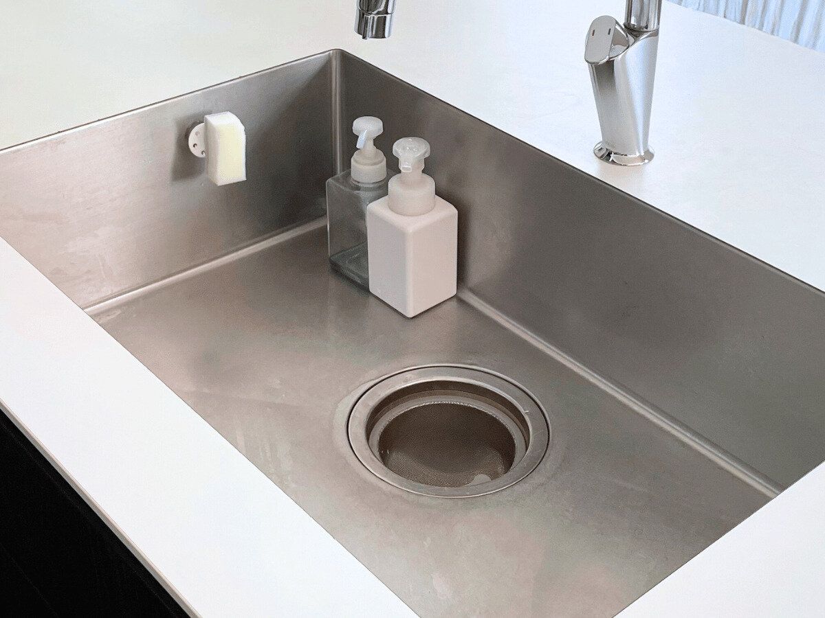 ミニマリストのキッチンの洗剤ホルダー