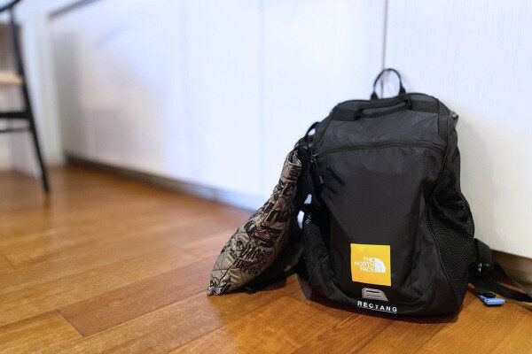 持ち帰った荷物を床に置いている様子