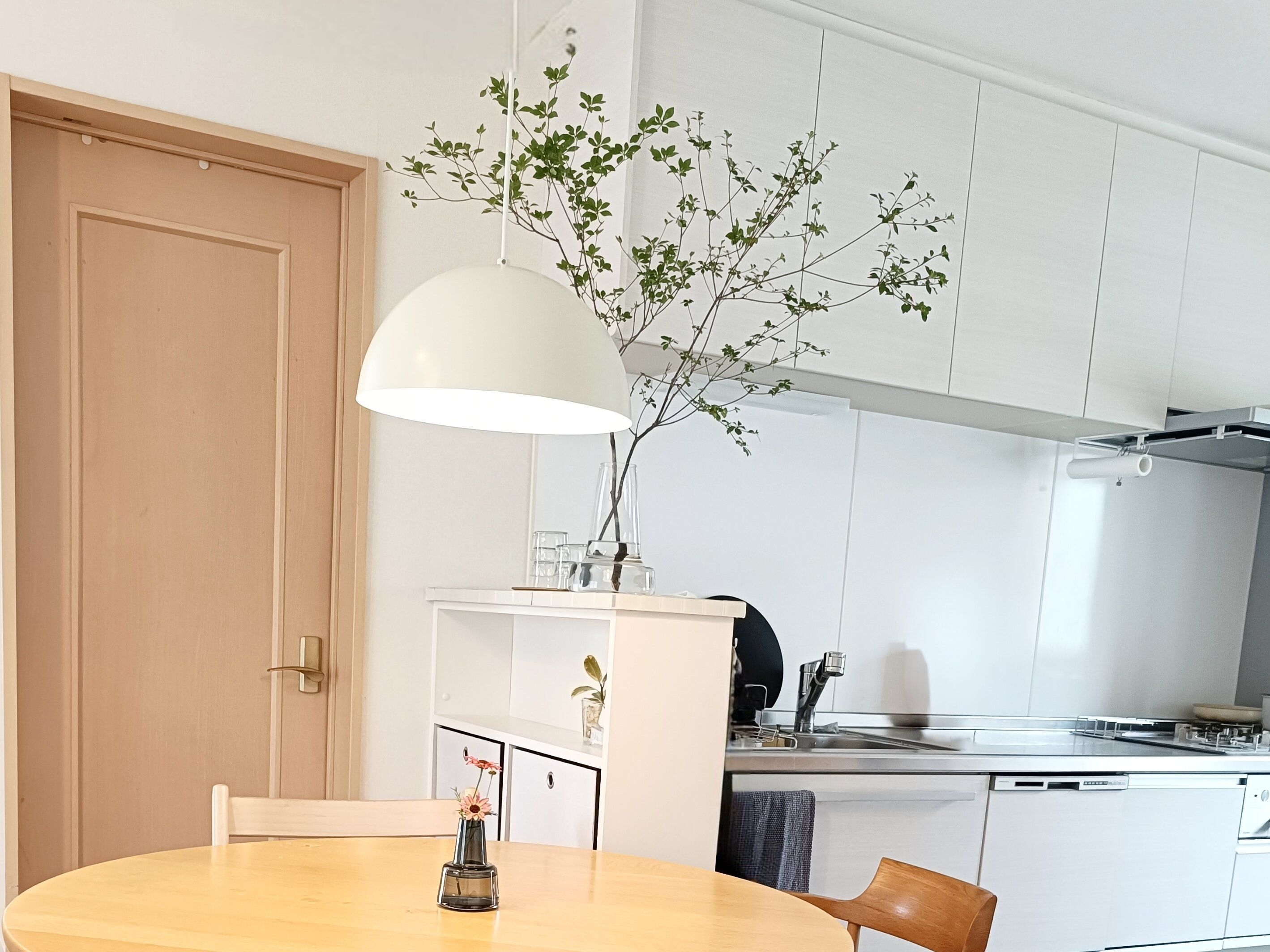 何も置かれていないダイニングテーブル