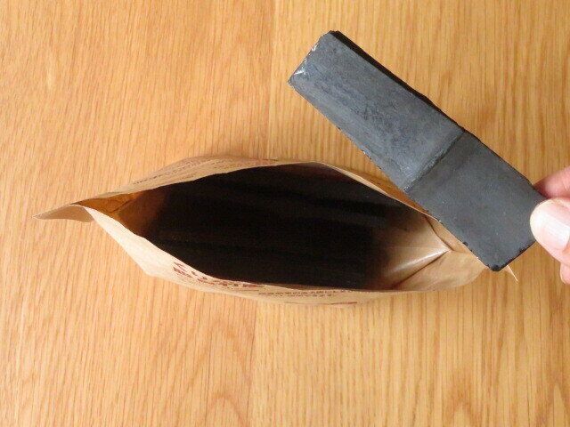 中には竹炭が入っている