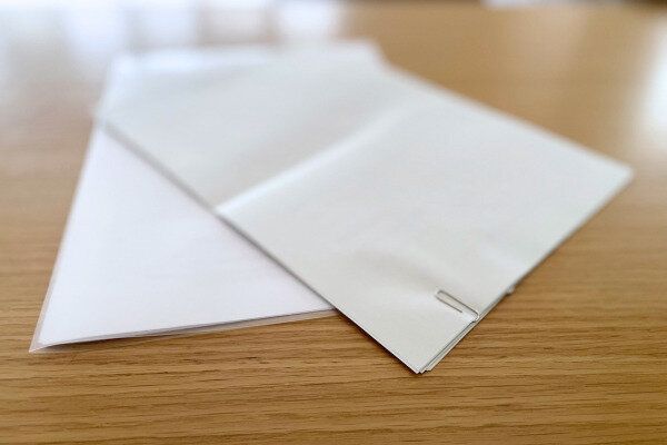 紙の束。増えやすい手紙やチラシ