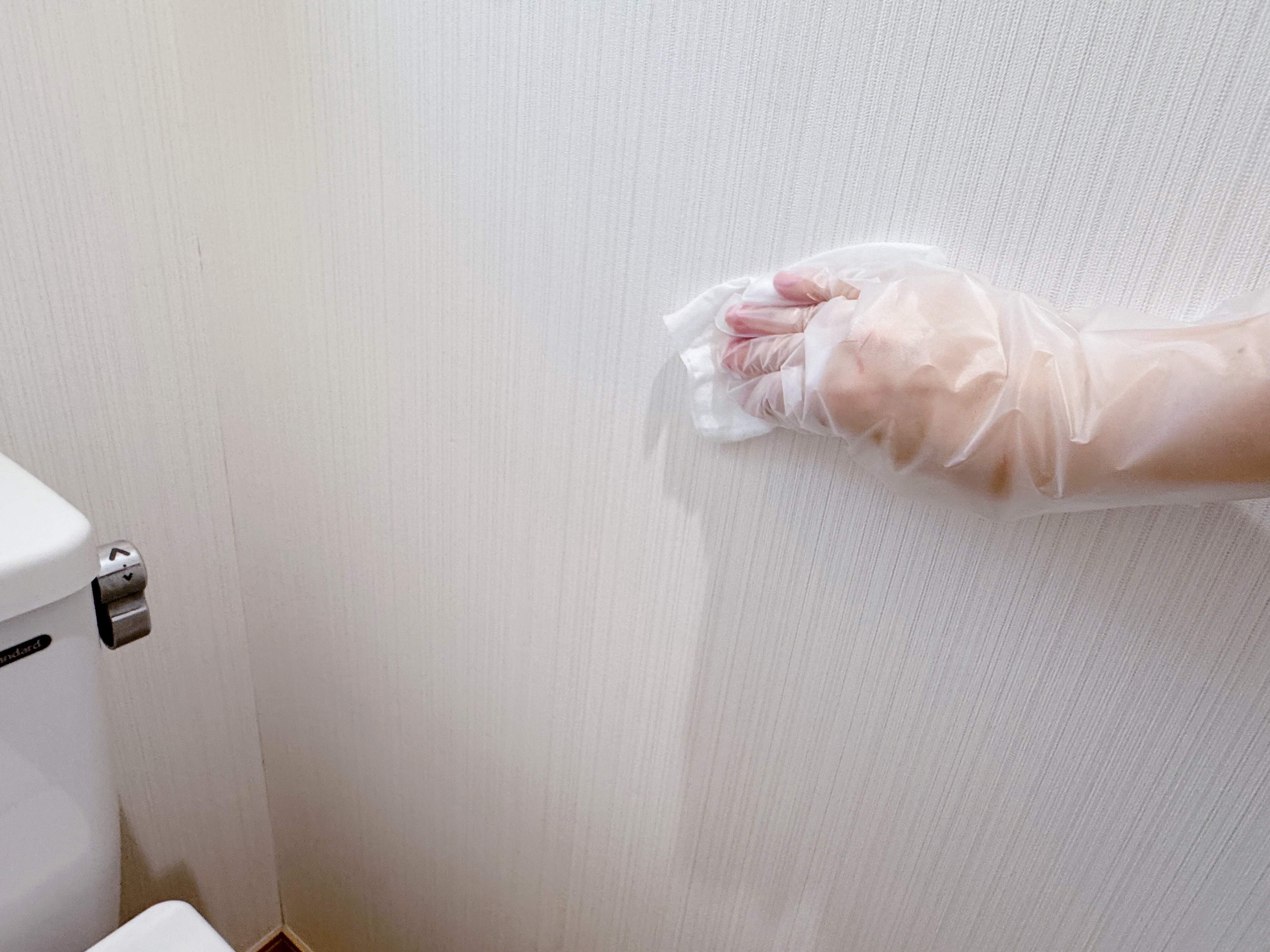 壁汚れも臭いの原因になりやすい